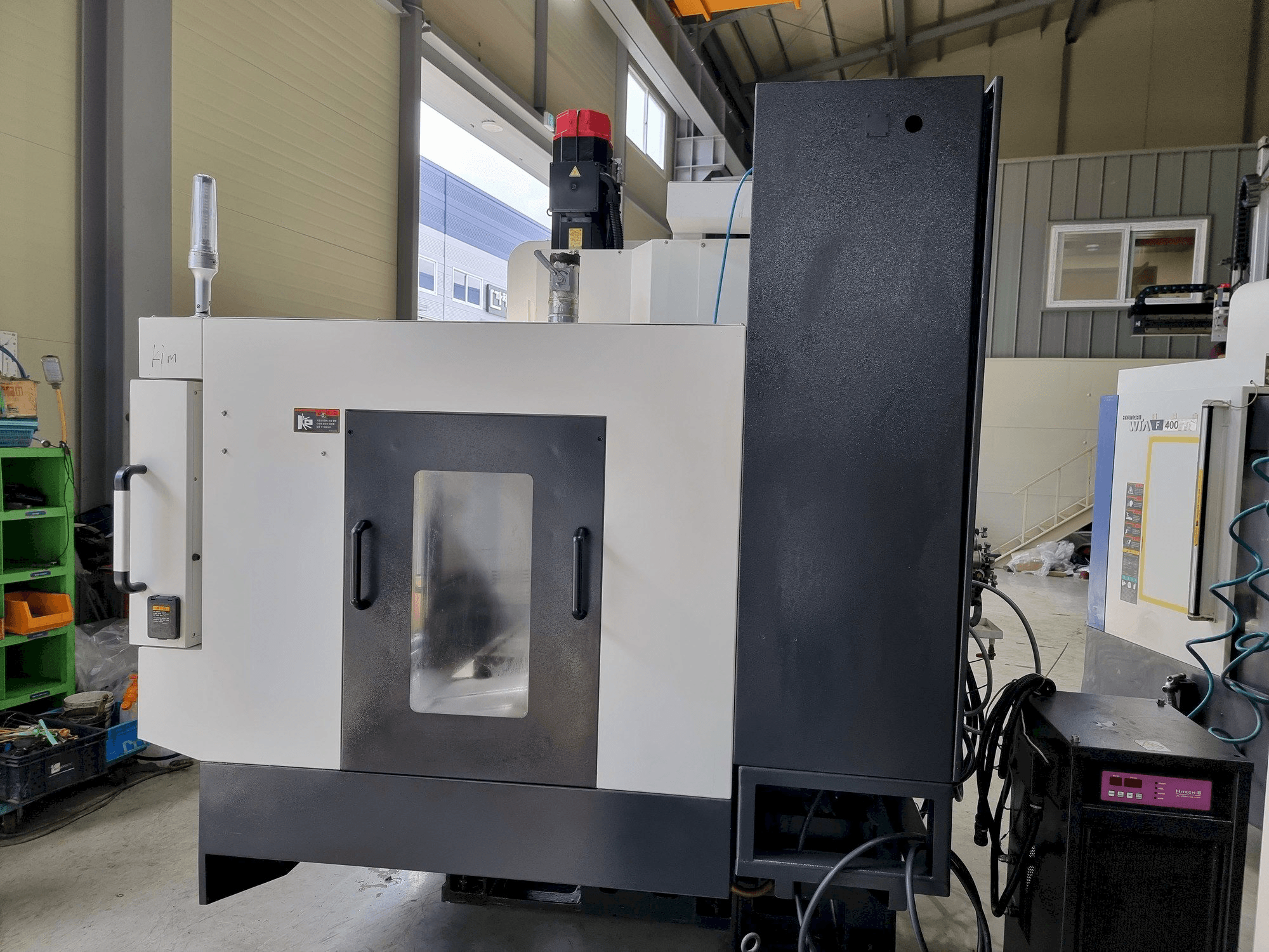 Koneen Hyundai Wia F400 etunäkymä