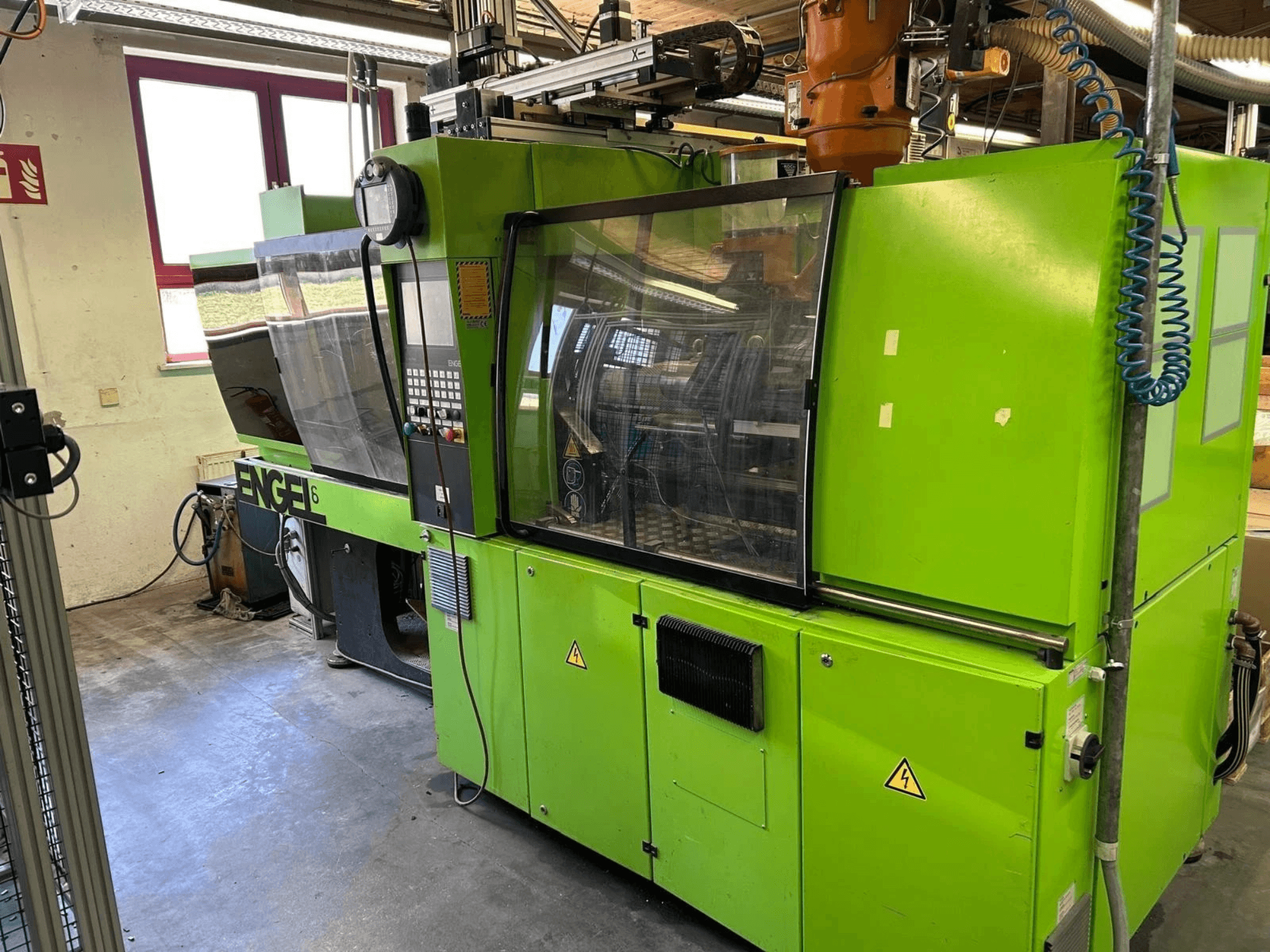 Engel VICTORY 330/80 Tech -hydraulisen ruiskuvalukoneen etunäkymä, jossa näkyy vihreä ulkokuori ja ohjauspaneeli.