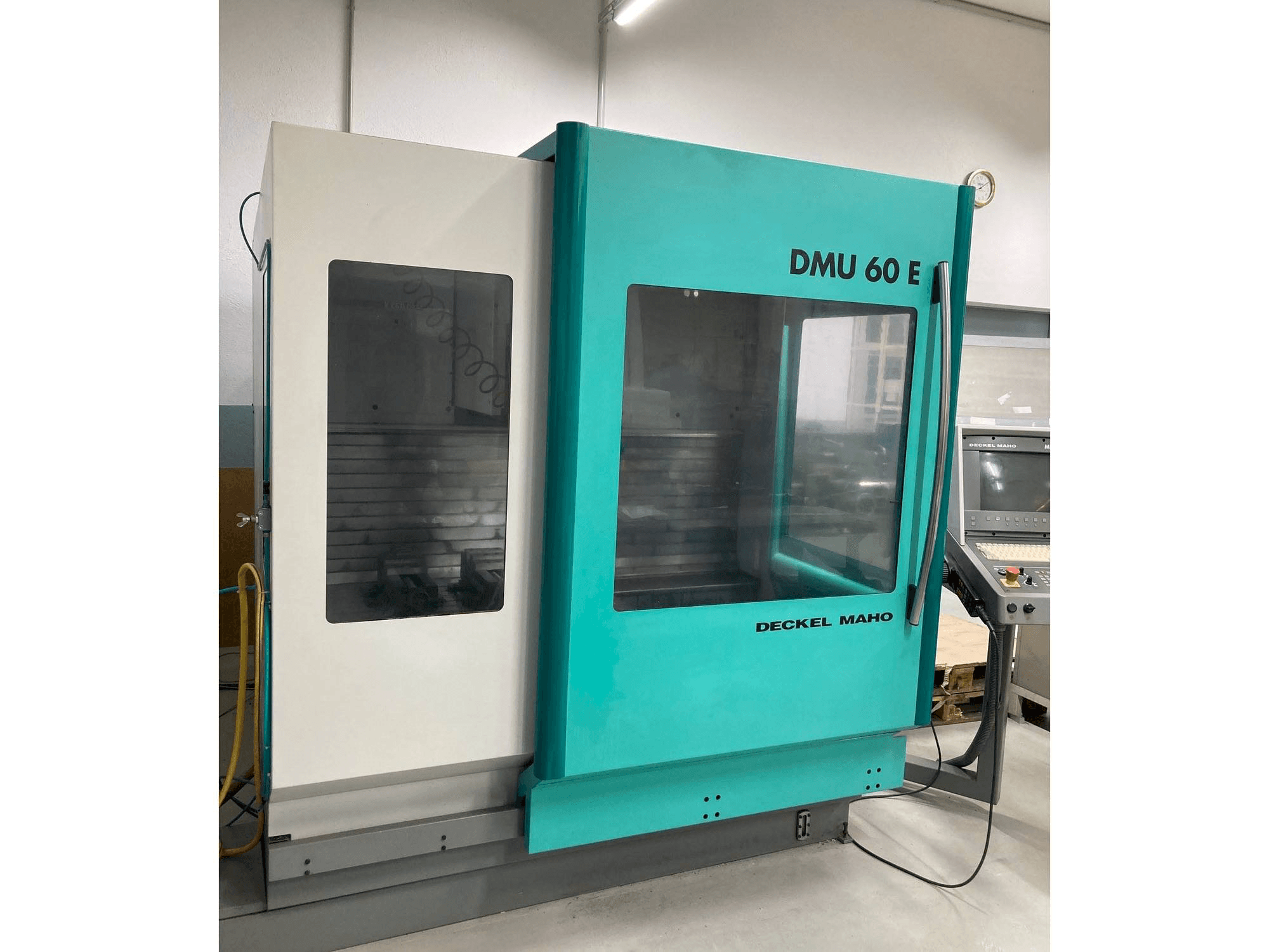 Koneen DECKEL MAHO DMU 60 E etunäkymä
