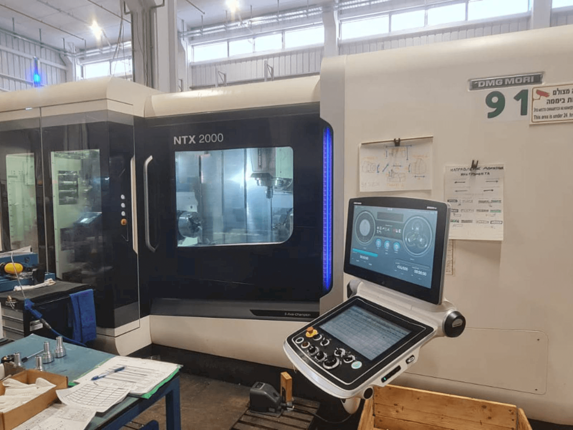 Koneen DMG MORI NTX 2000 etunäkymä