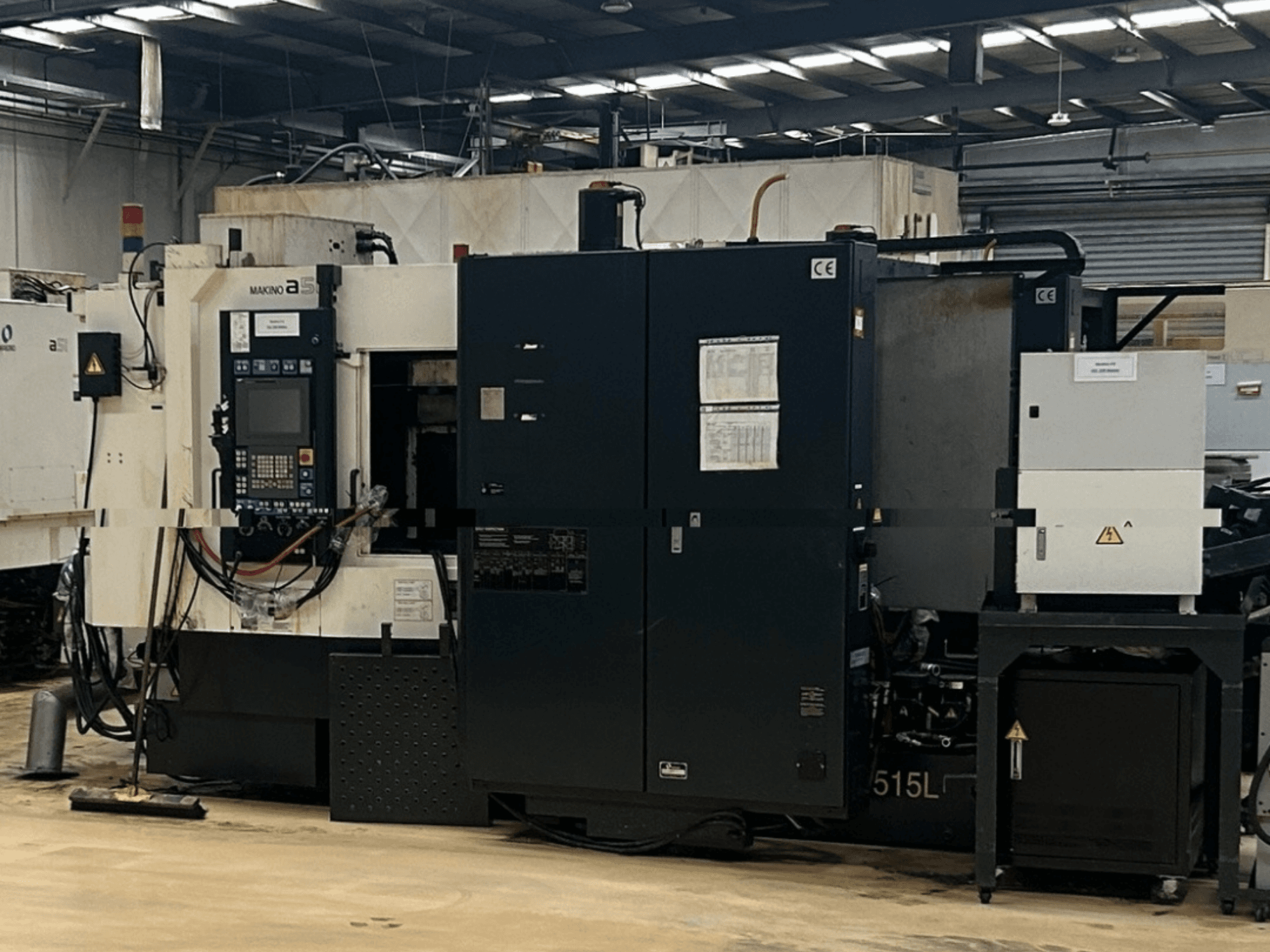 Makino A51-5XR -vaakakoneistuskeskus, etunäkymä, jossa näkyvät ohjauspaneeli, virtalähde ja koneen osat.
