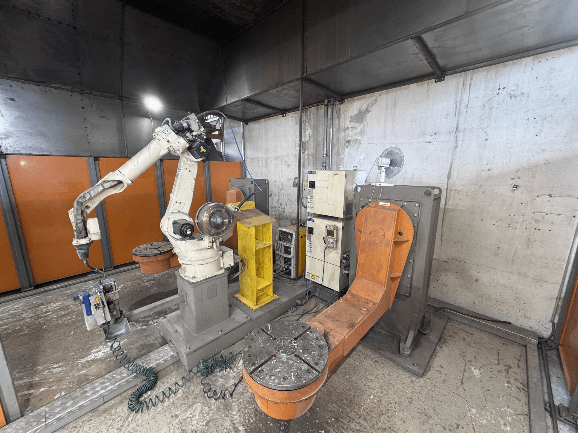 DAIHEN VARSTROJ FD-B4L 1GM/2DM -robottivarsi teollisuusympäristössä, sivukuva, jossa ohjauspaneeli ja kääntyvä jalusta näkyvissä.