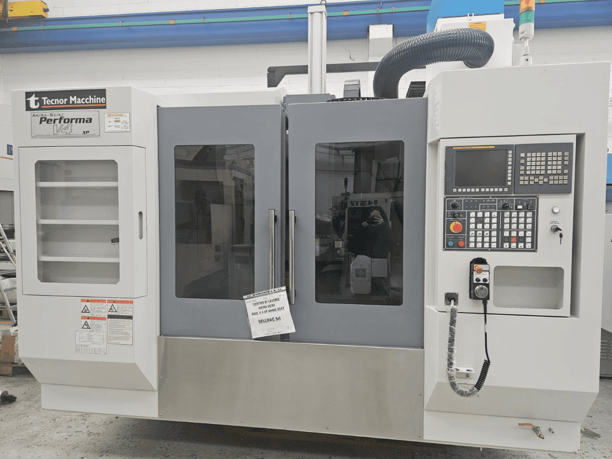 Koneen Akira Seiki Performa V 4 XP etunäkymä