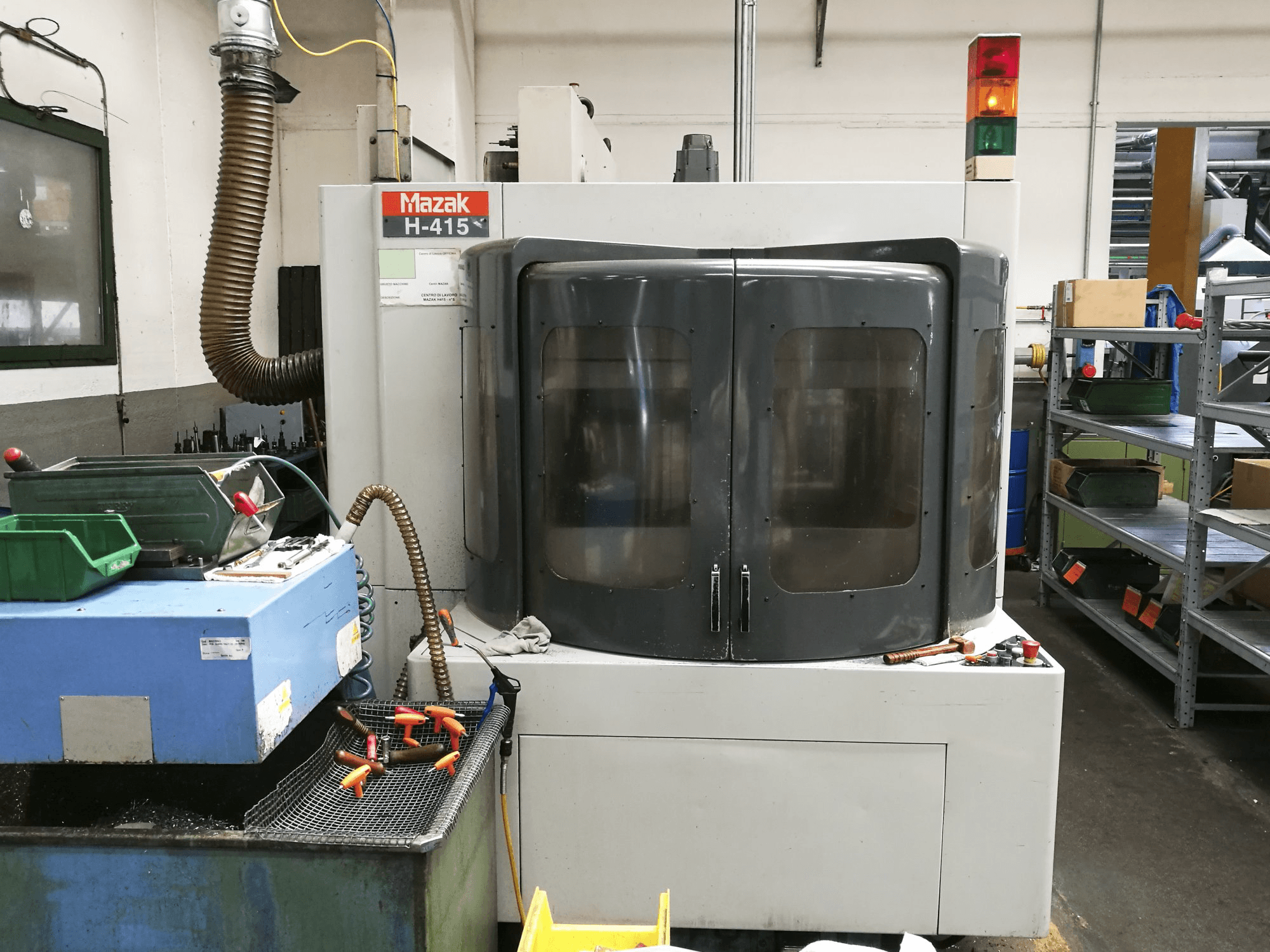 Koneen Mazak etunäkymä H-415