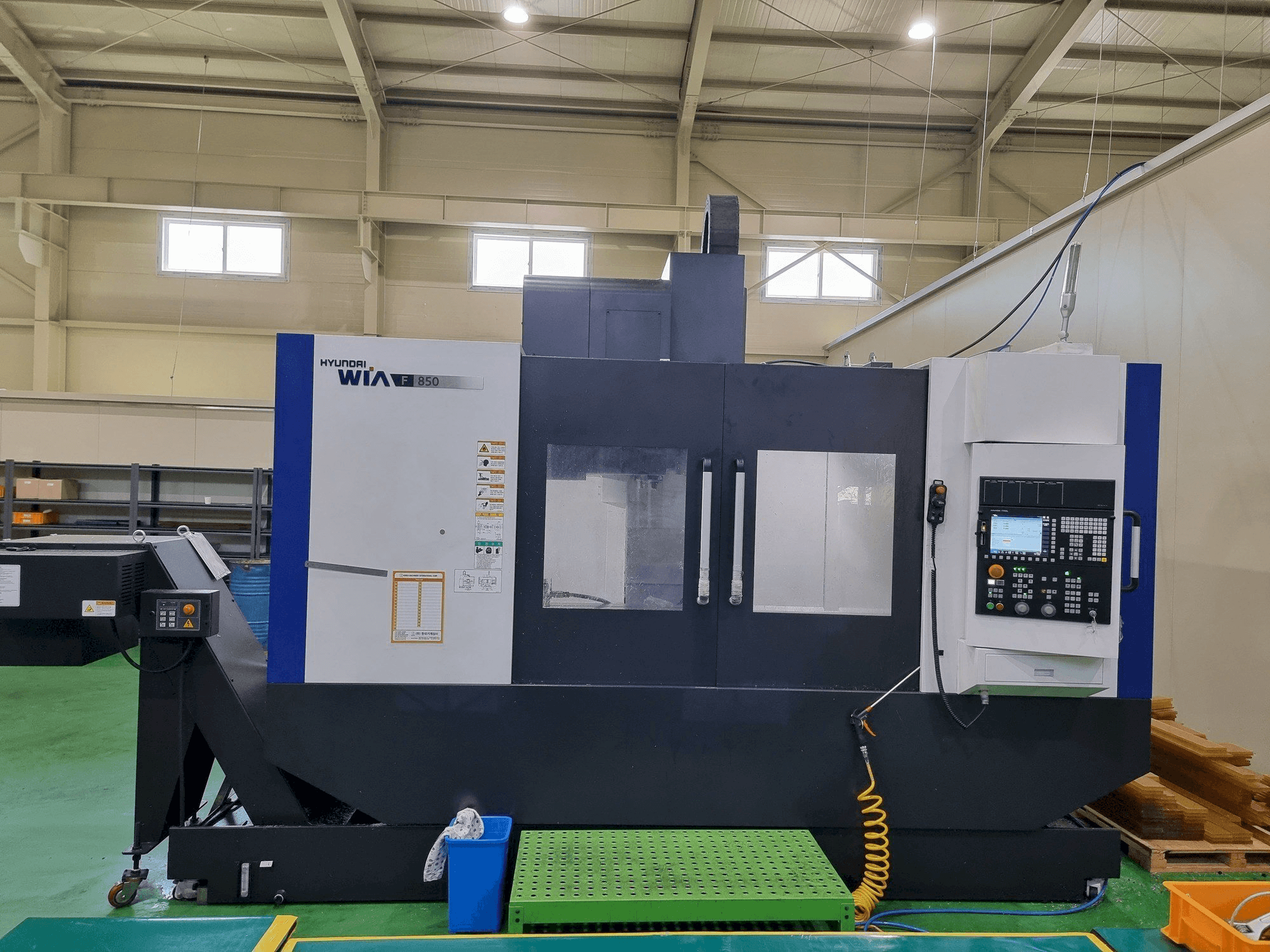 Koneen Hyundai Wia F850 etunäkymä