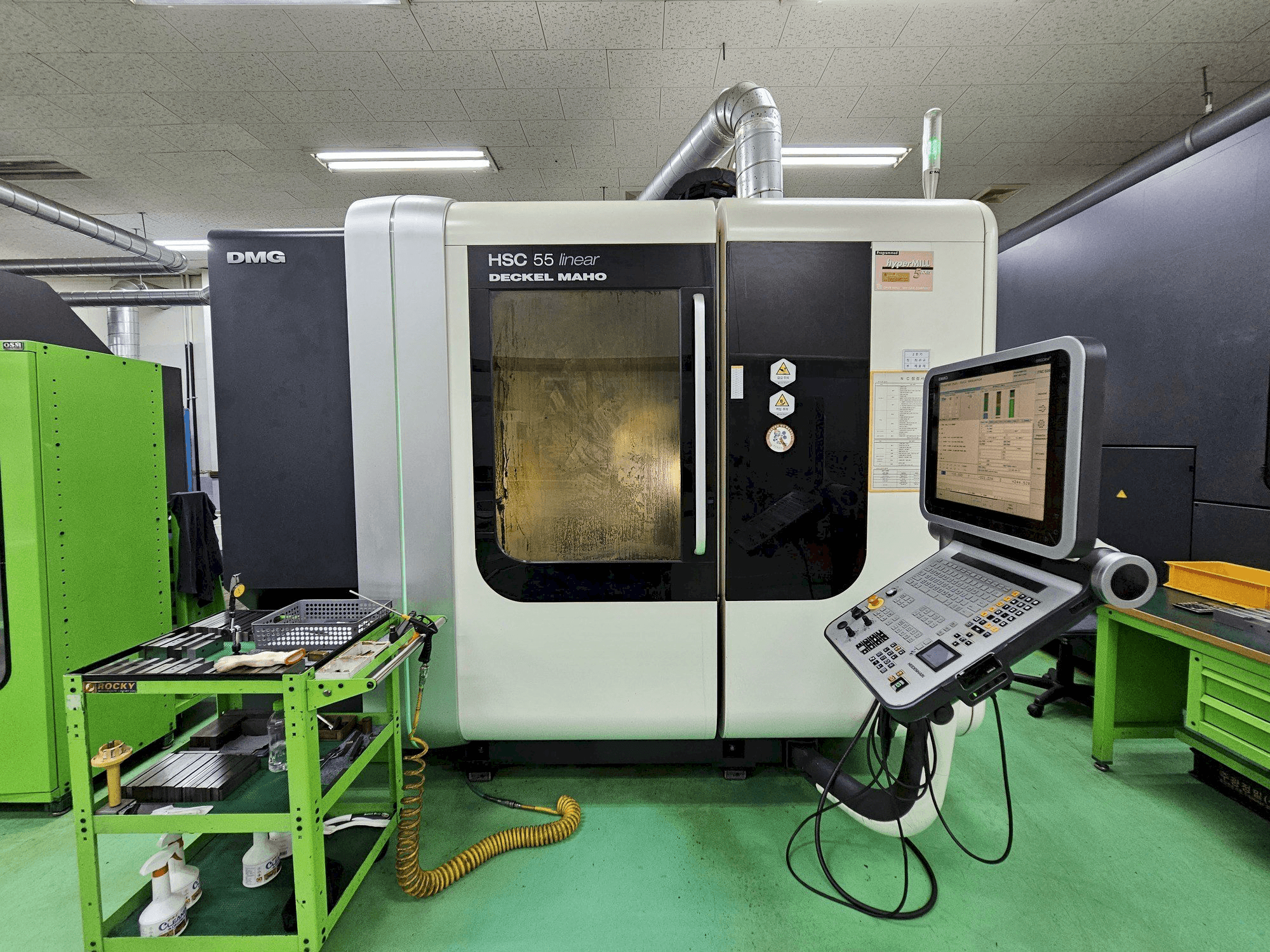 Koneen DECKEL MAHO HSC 55 linear etunäkymä