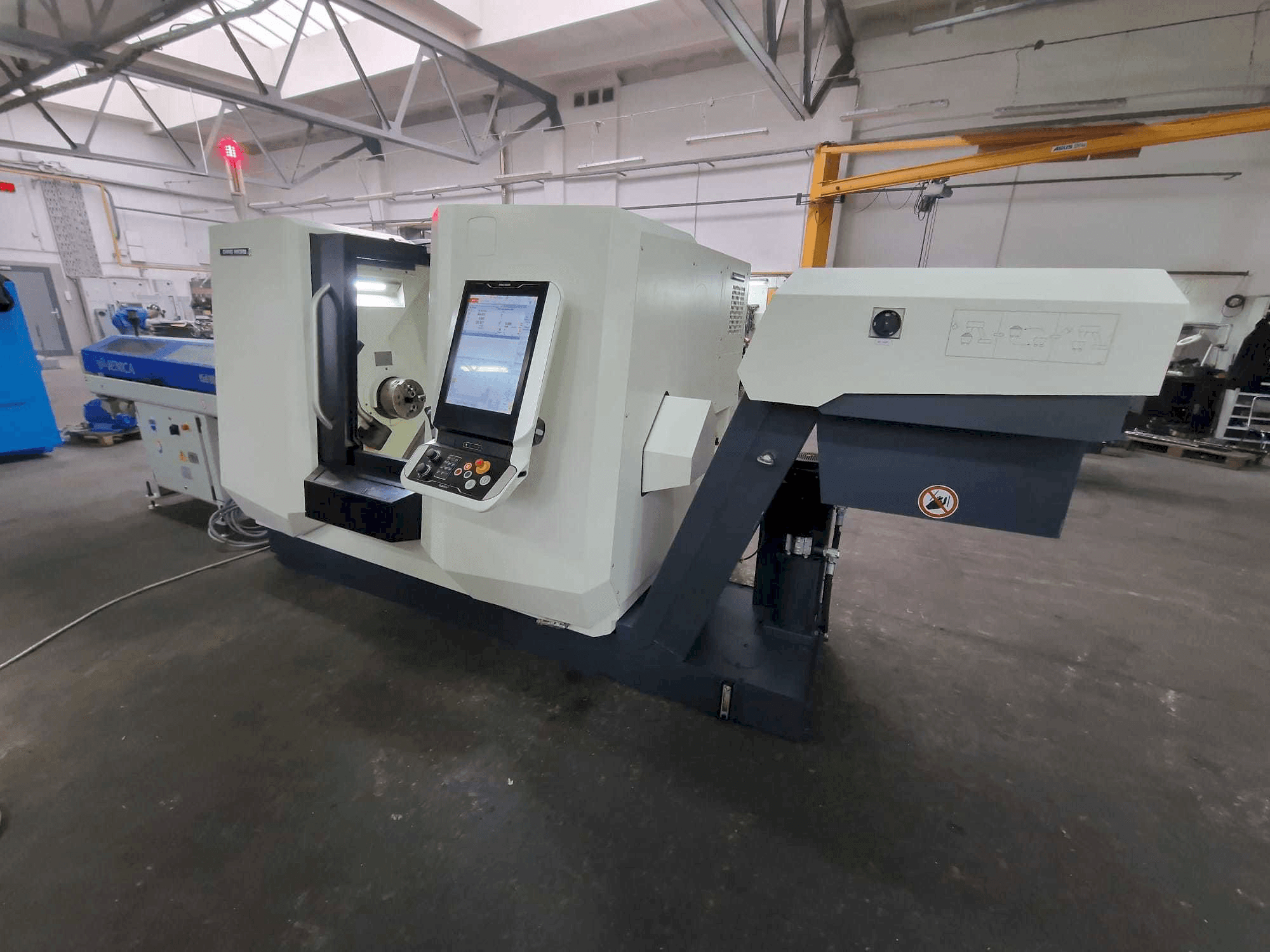 Koneen DMG MORI CLX 350 V6 etunäkymä