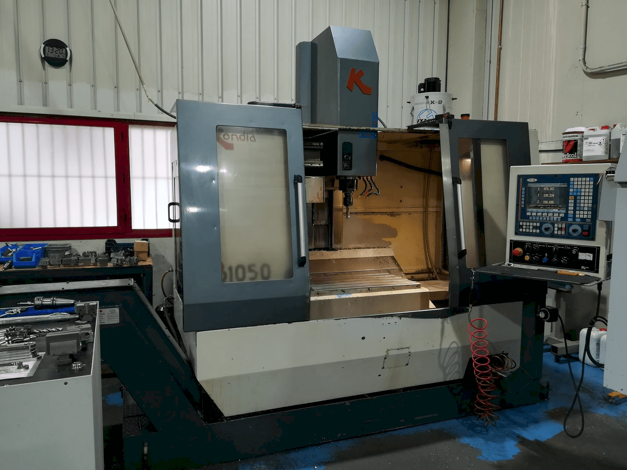 Koneen KONDIA B1050 etunäkymä