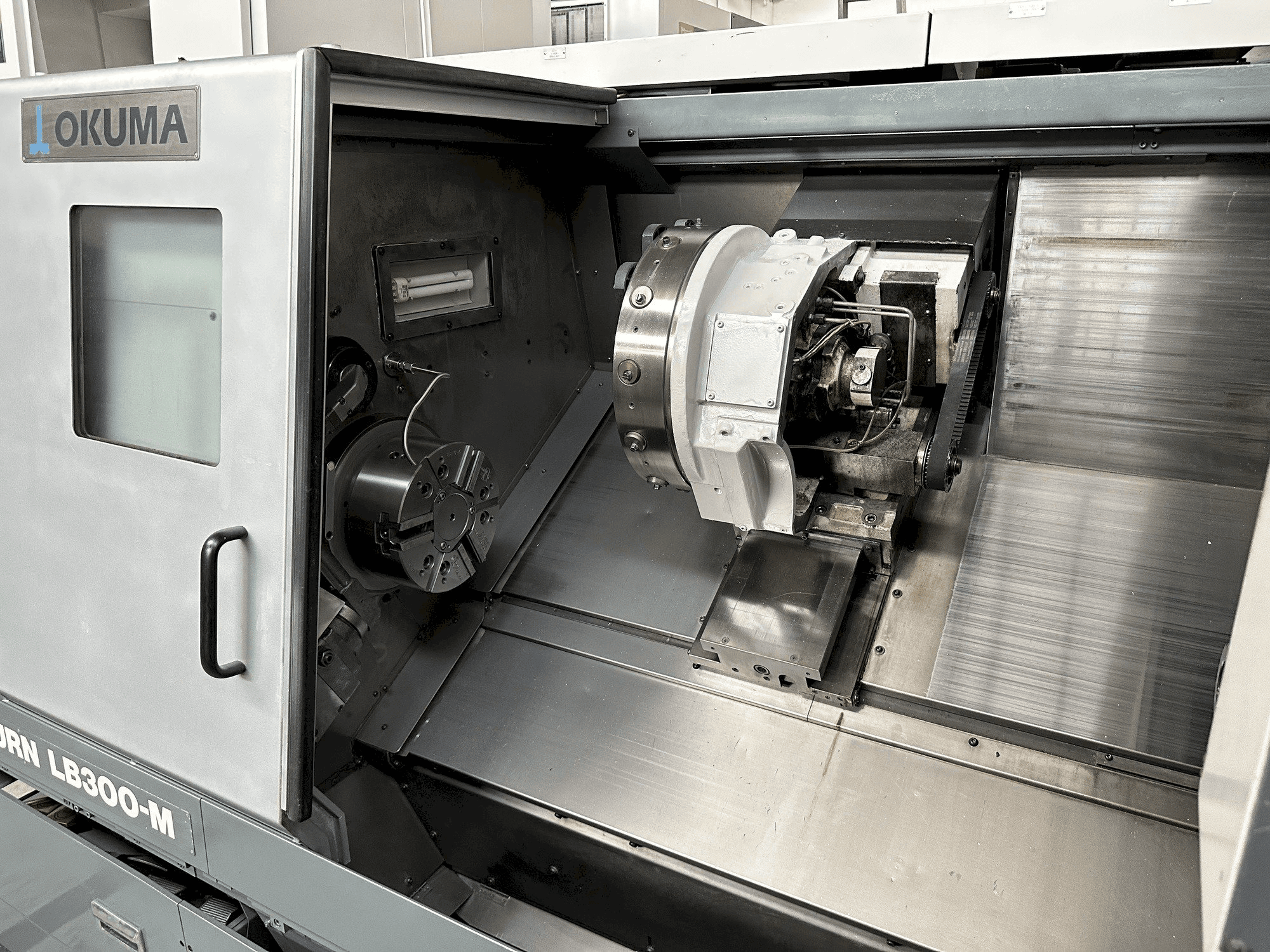Koneen Okuma LB 300 MC työskentelytila