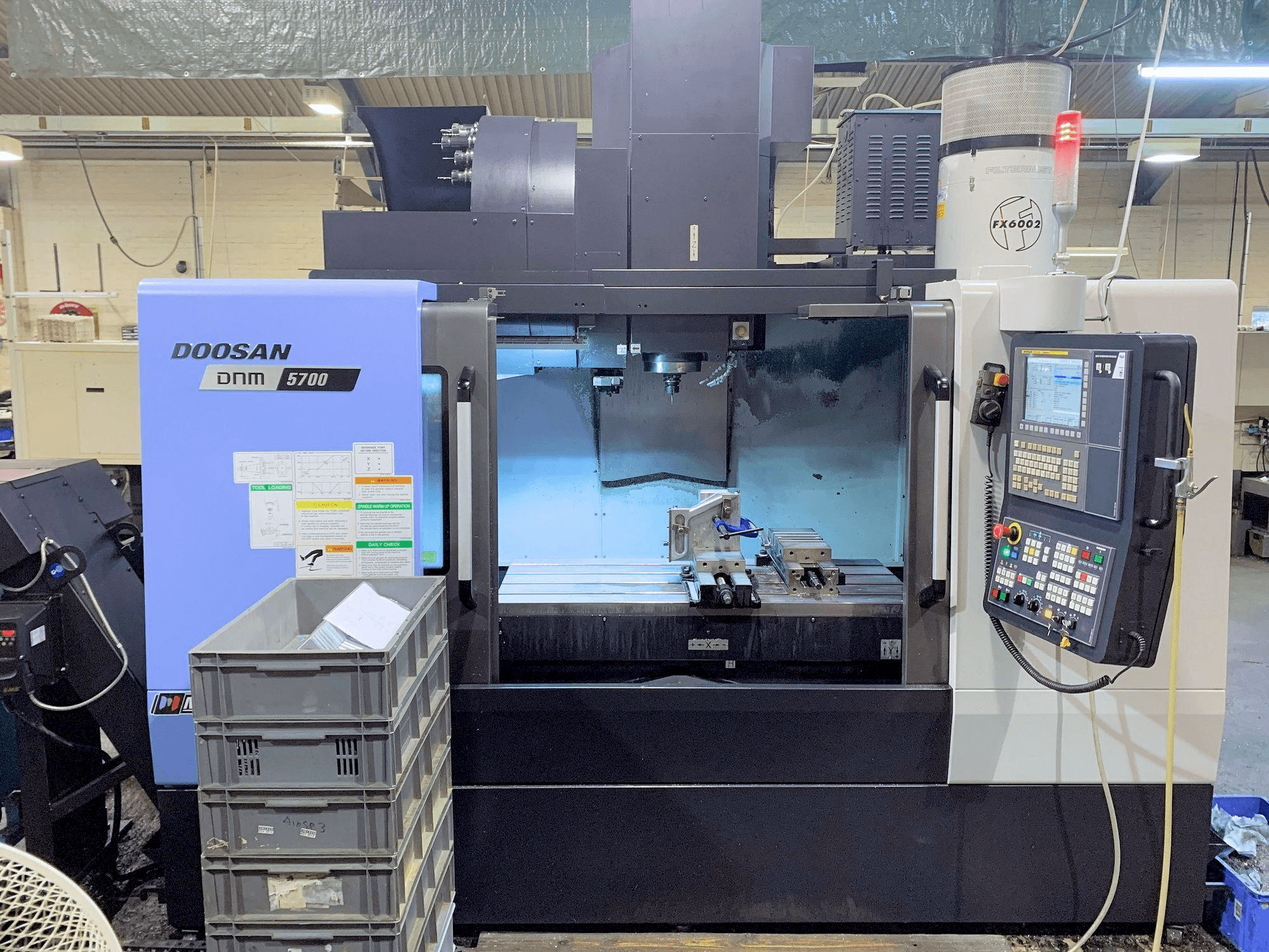 Koneen Doosan DNM 5700 etunäkymä
