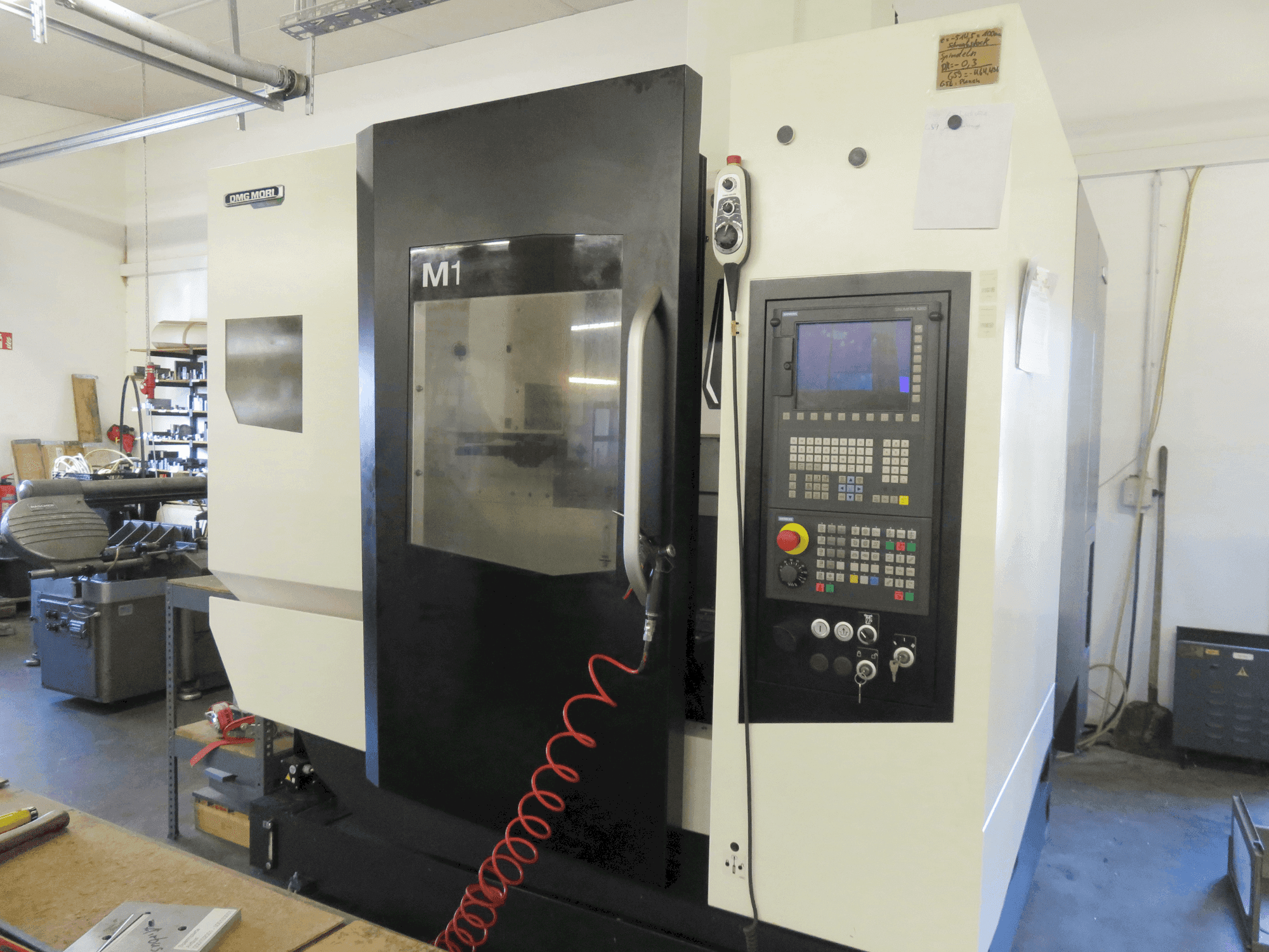 Koneen DMG MORI M1 etunäkymä