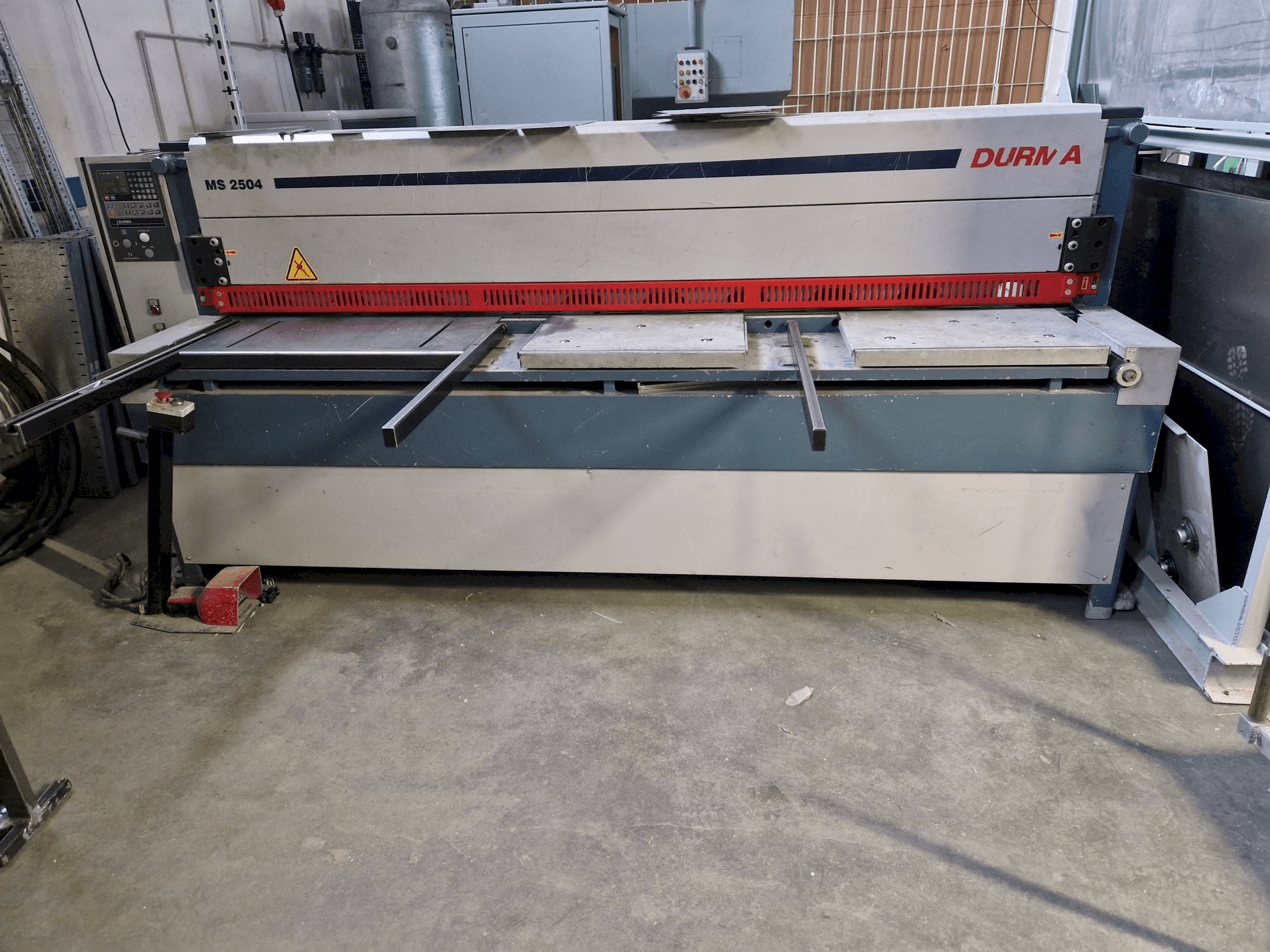 Koneen Durma MS 2504 etunäkymä