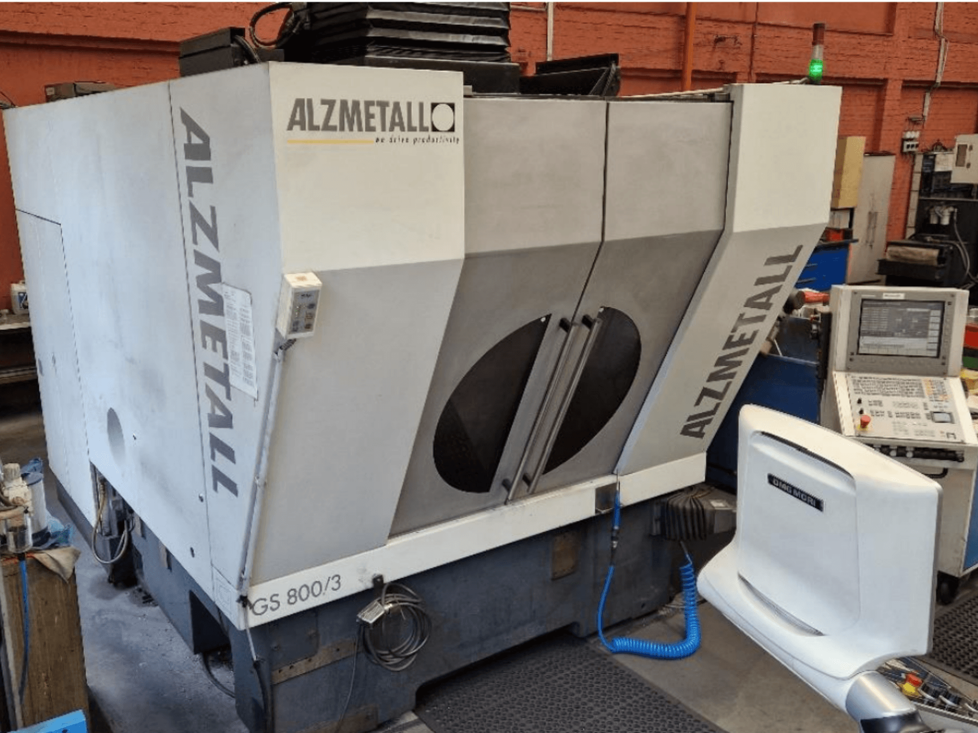 Alzmetall GS 800/3 -pystykoneistuskeskus, etunäkymä, jossa näkyvät koneen runko ja ohjauspaneeli.