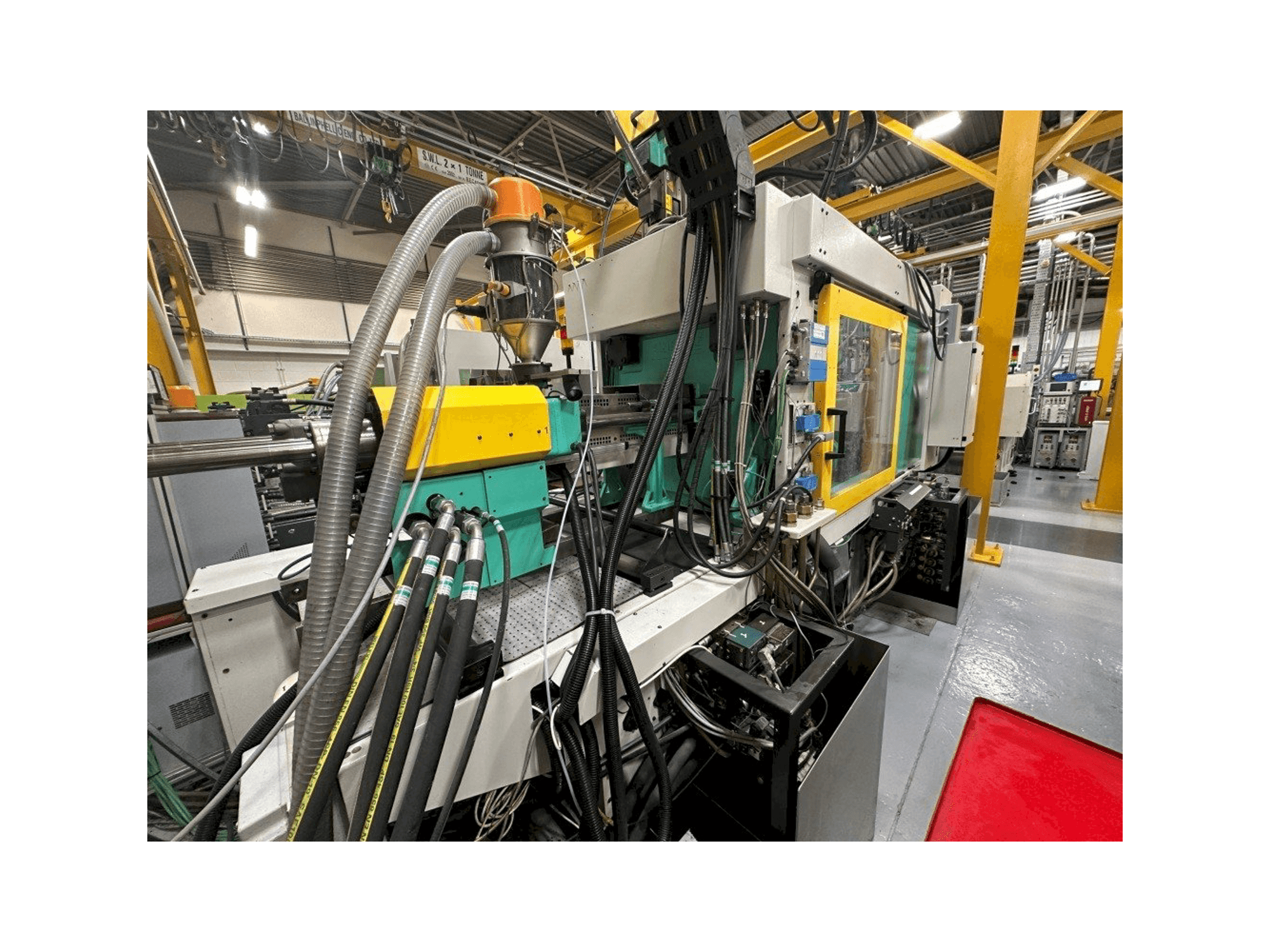 Koneen Arburg Allrounder 570C 2000 -350/150 vasemman sivun näkymä