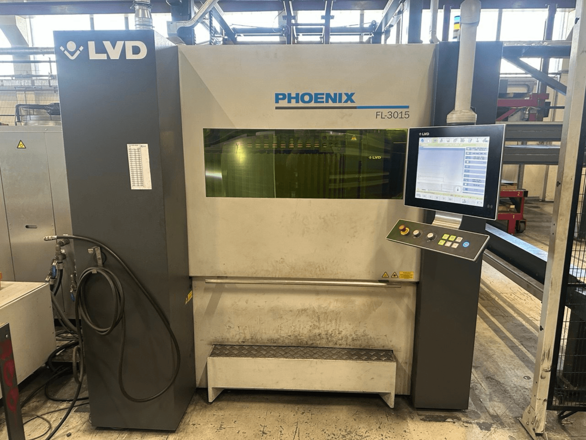 LVD Phoenix FL-3015 -laserleikkauskone, etukuva, jossa on digitaalinen ohjauspaneeli ja näkyvät putket.
