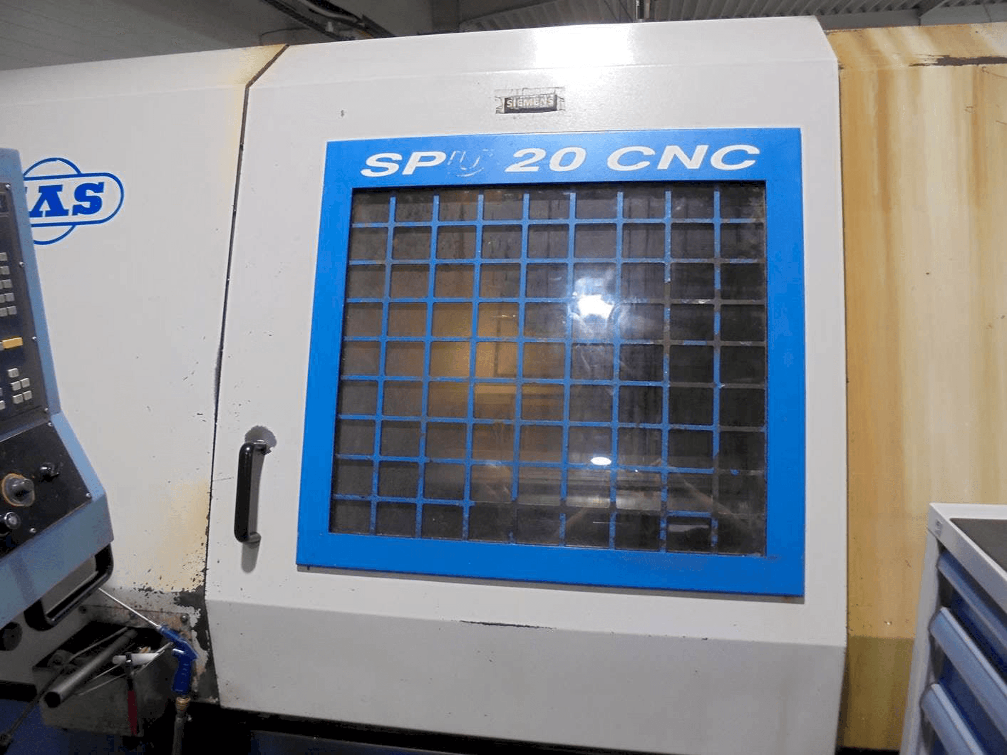 Koneen KOVOSVIT MAS SPU 20 CNC etunäkymä