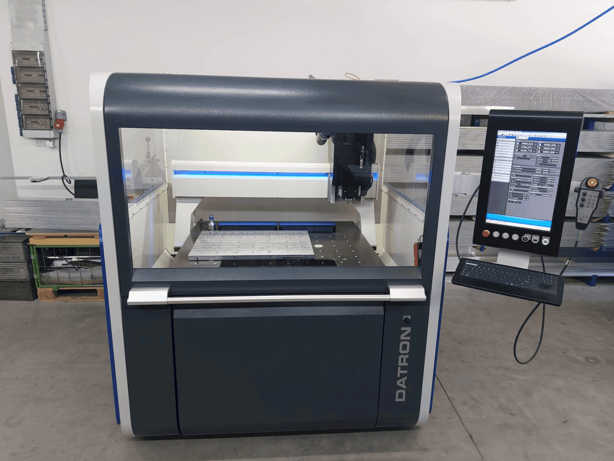 Koneen Datron M8 Cube etunäkymä