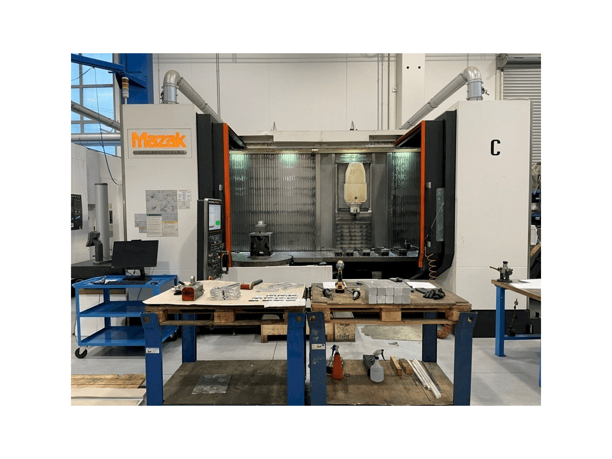Koneen Mazak VTC 800/30 SLR etunäkymä