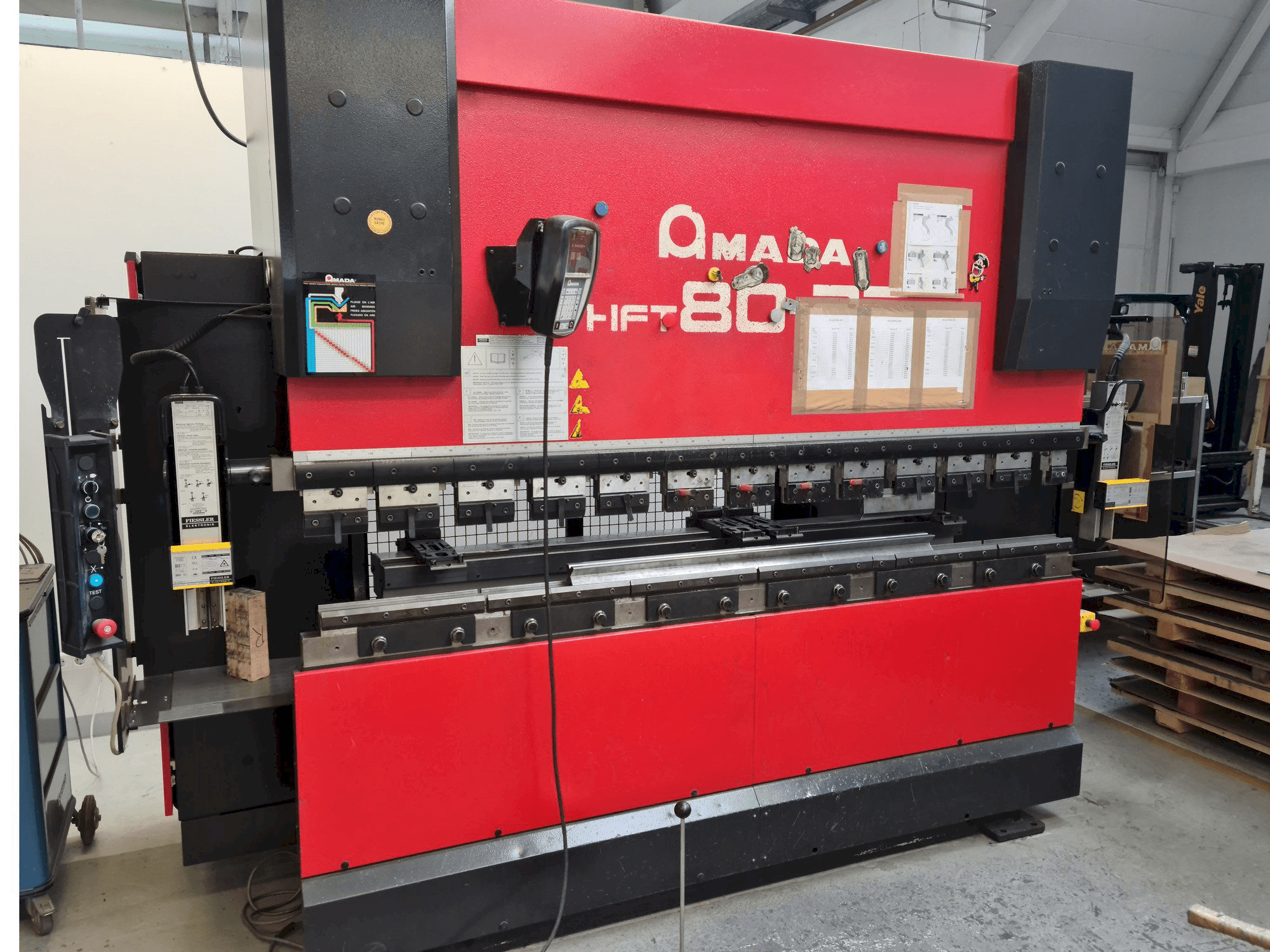 Koneen AMADA HFT 80-25 etunäkymä