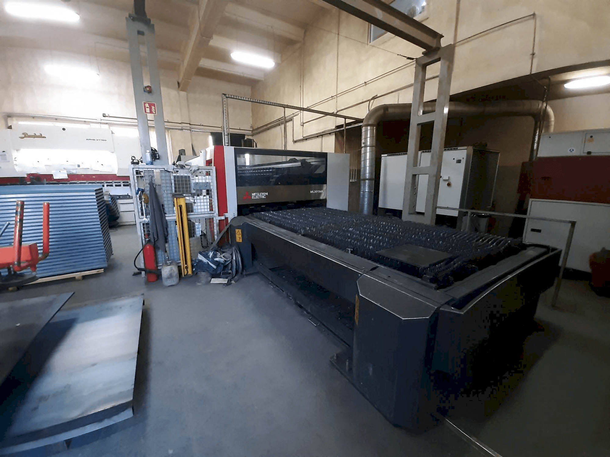 Koneen Mitsubishi ML3015 eX(S2)-450F-R etunäkymä