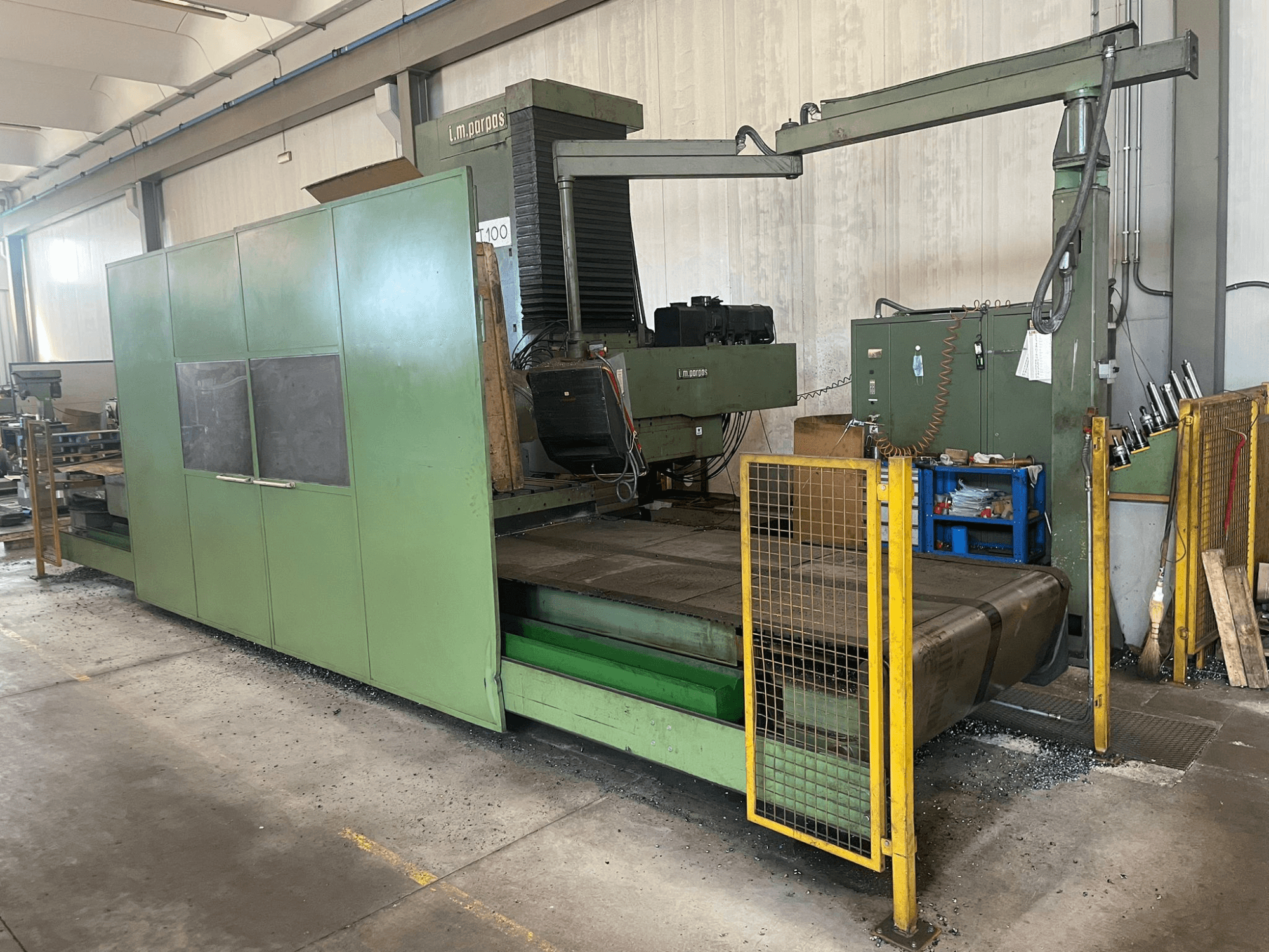 Suuri vihreä teollisuusjyrsinkone, jossa on turvakaiteet, etukuva, mallitarra "l.m. parpas" ja näkyvät hallintalaitteet.