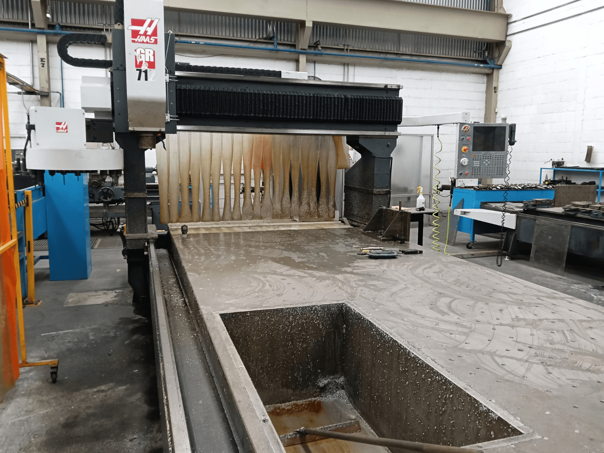 HAAS GR-712 -portaalijyrsin edestä katsottuna; kuvassa näkyy märkäleikkauspinta ja käyttäjän ohjauspaneeli.