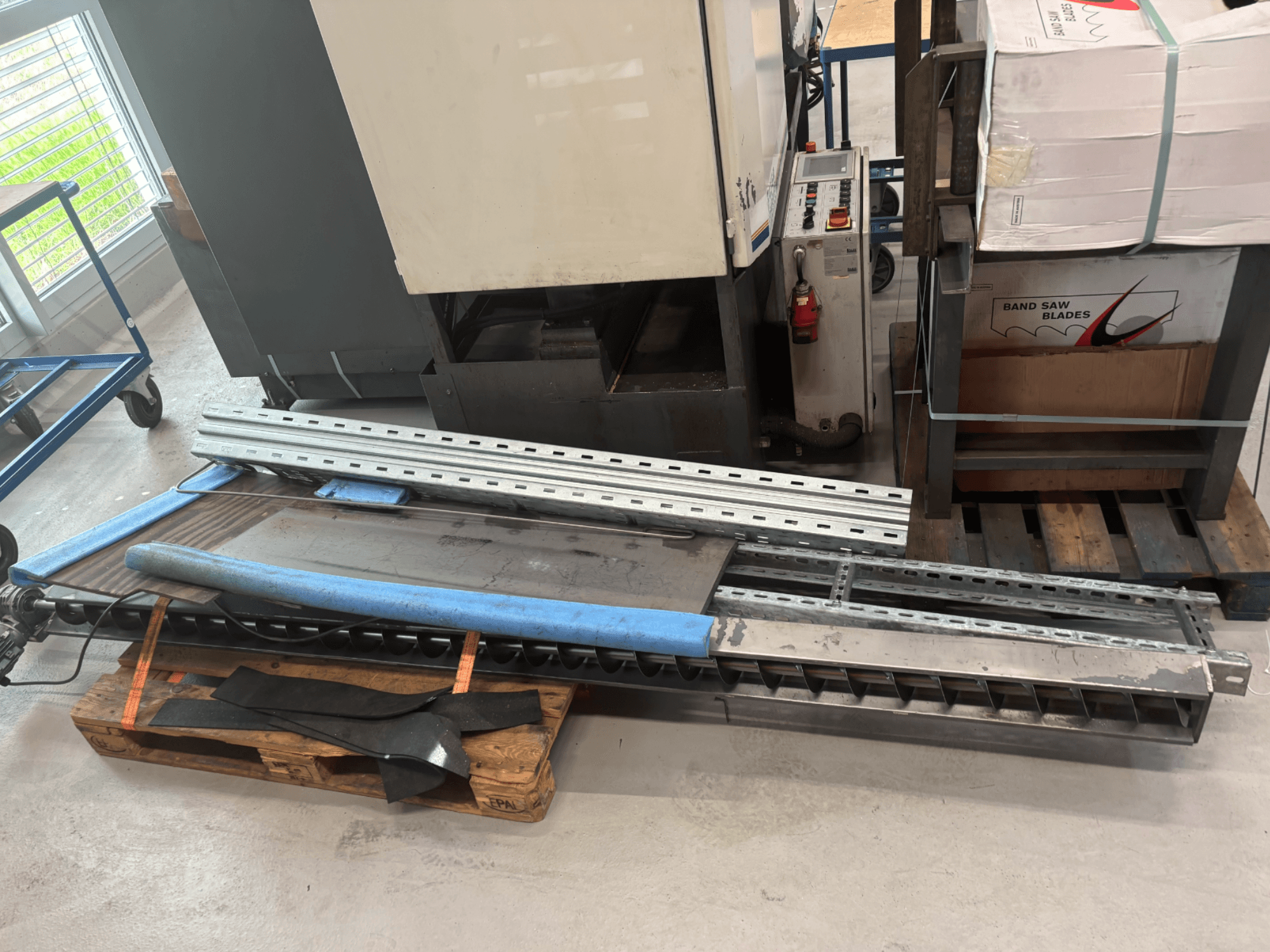 BAUER SA 430 ZA -metallivannesaha sivulta nähtynä, metallirunko ja osat puulavalla.
