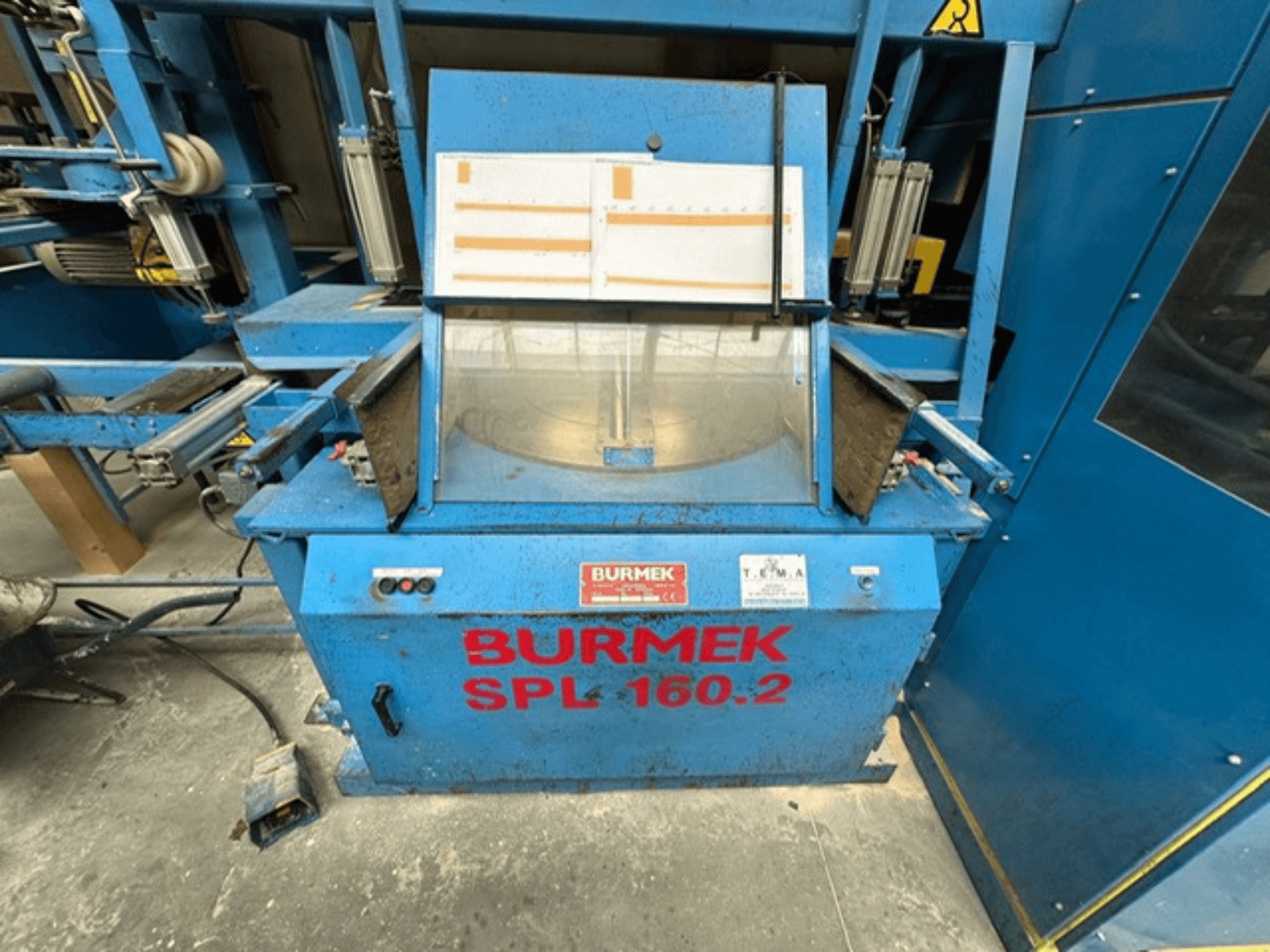 Sininen BURMEK SPL 160.2 puukone, etukuva, jossa on ohjauspainikkeet ja lasipaneeli, joka esittelee sisätiloja.