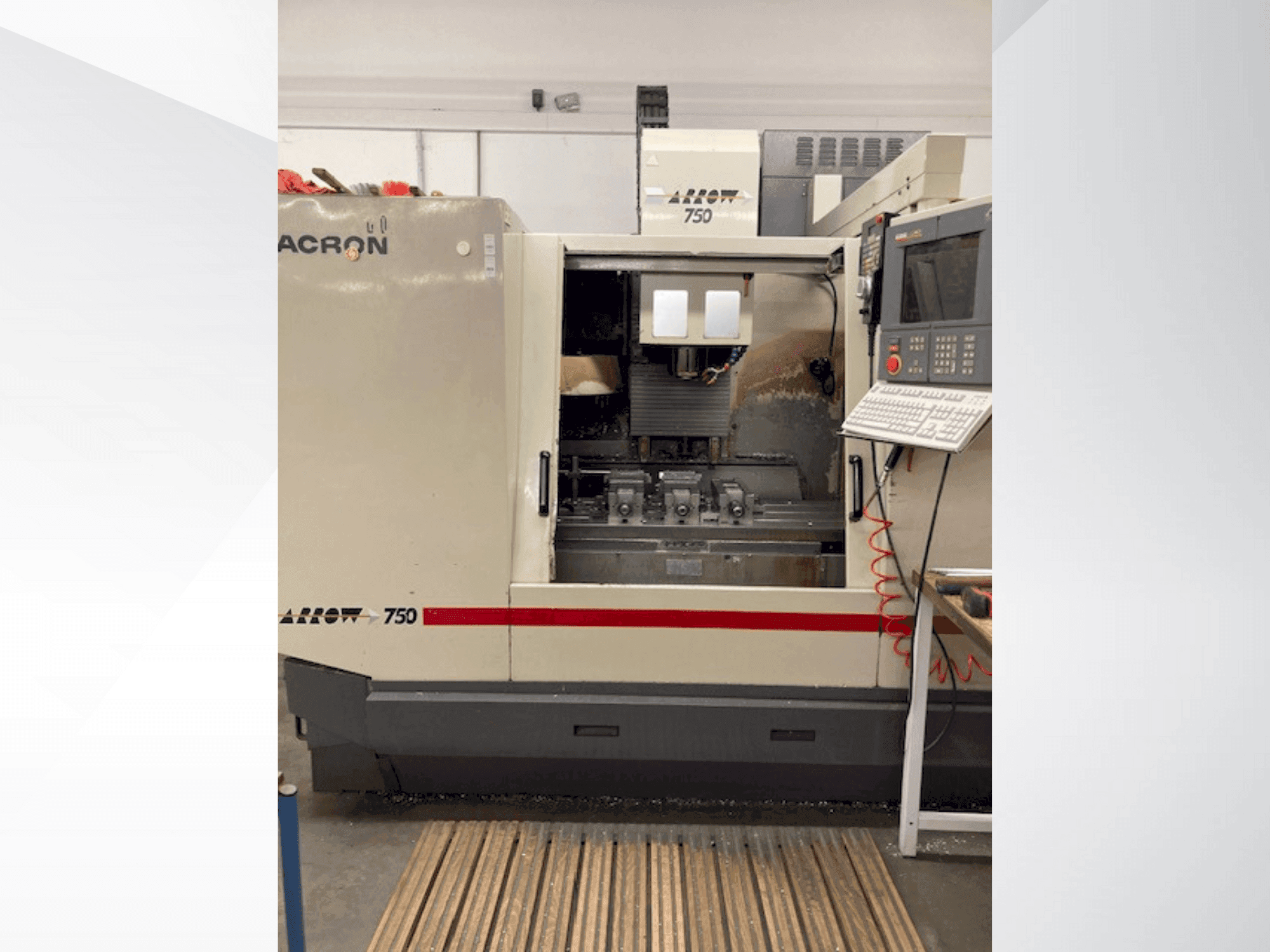 Koneen Cincinnati Milacron Arrow 750 etunäkymä