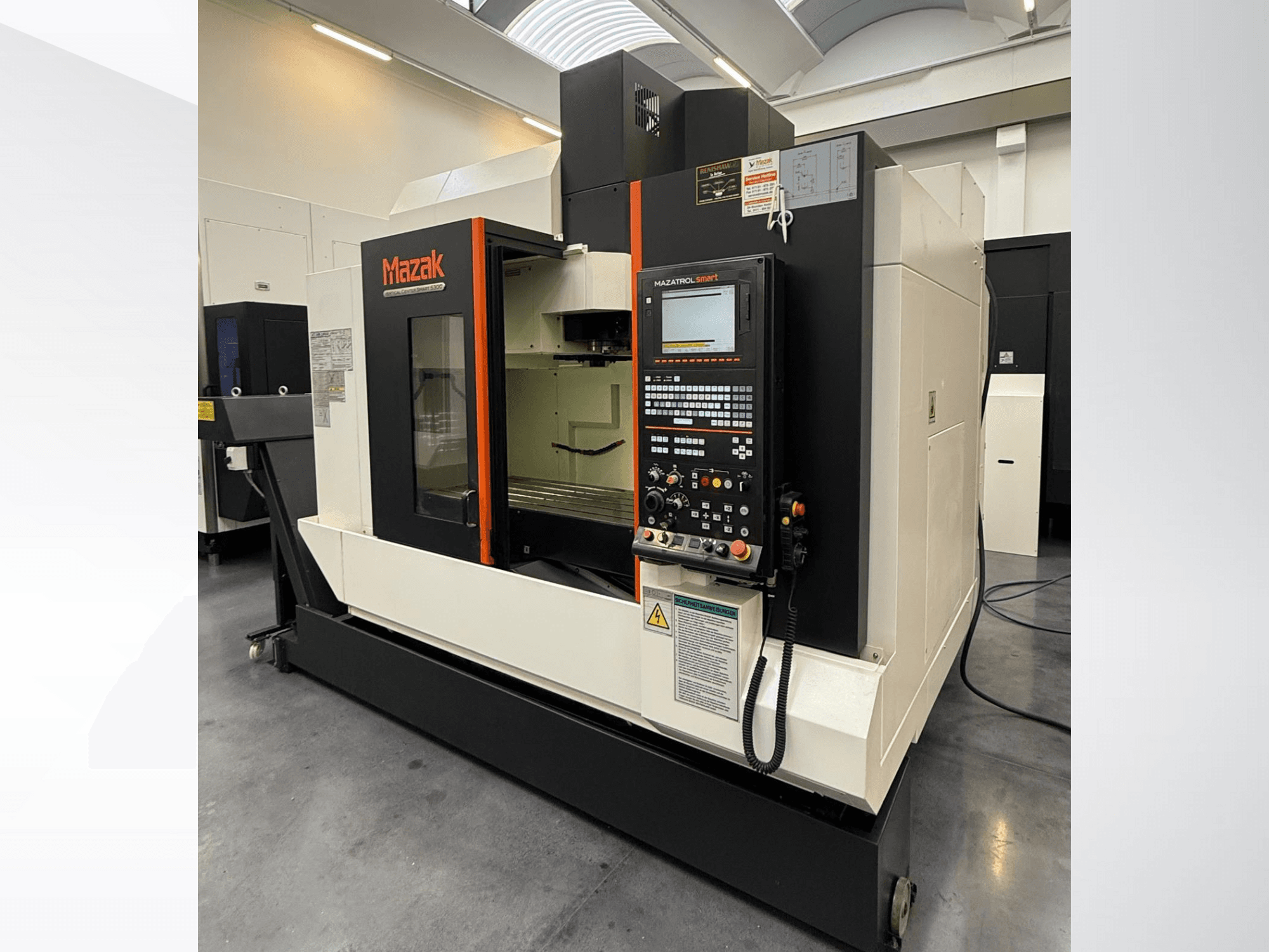 Mazak CNC-kone, etukuva, jossa on ohjauspaneeli ja tilava työalue, jossa on tarkkuusleikkaustyökaluja.