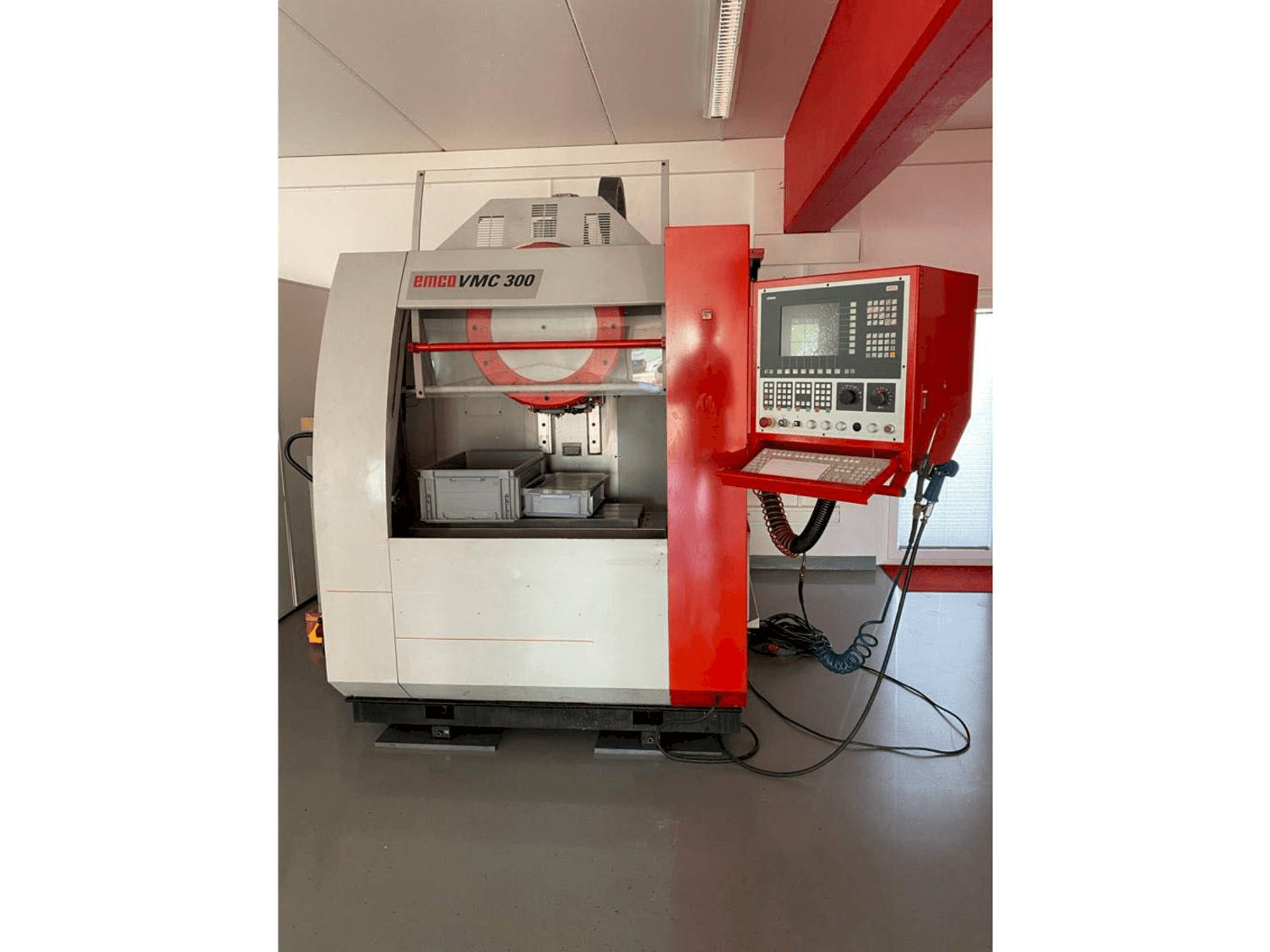 Koneen EMCO VMC 300 etunäkymä