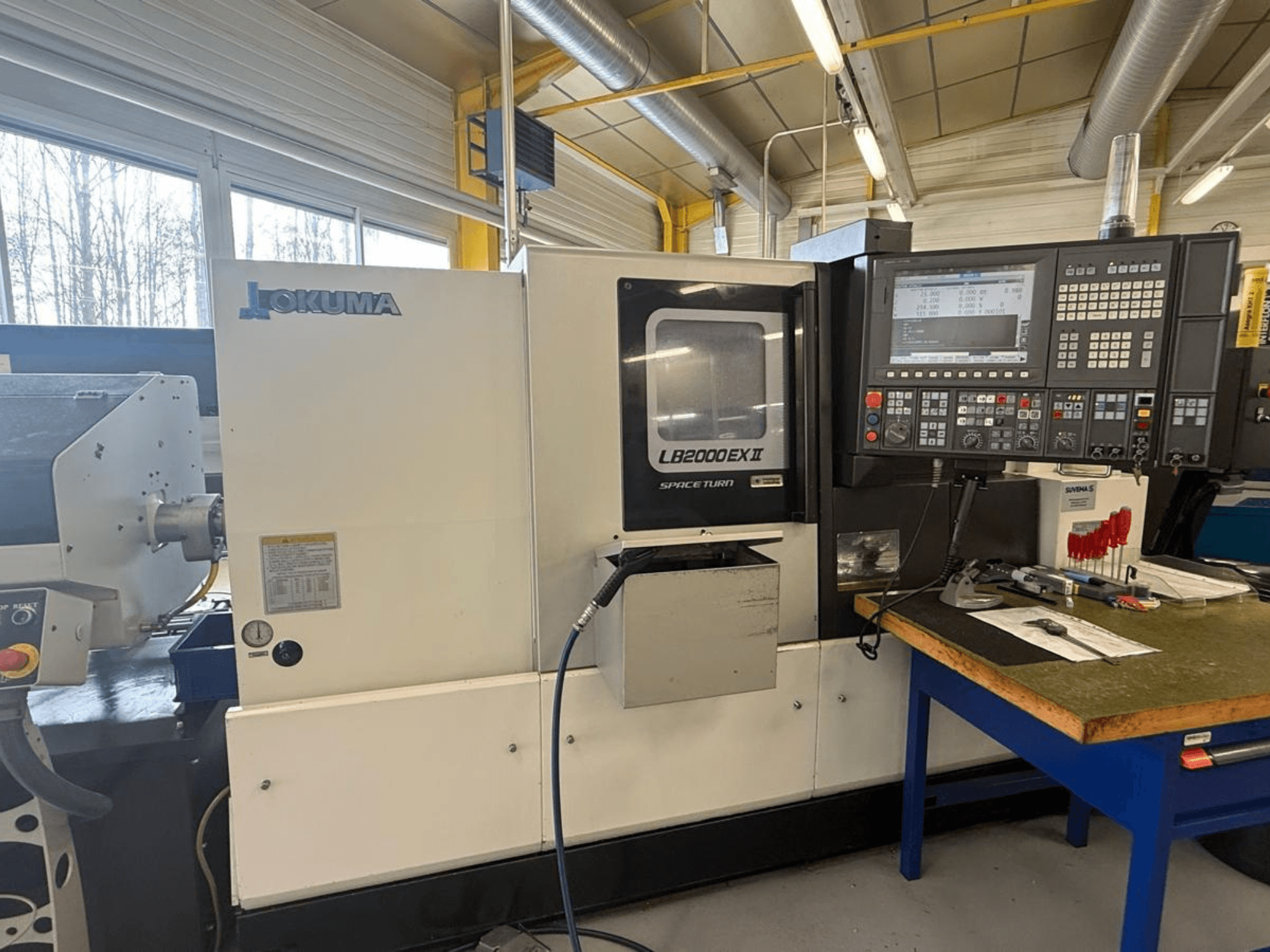 Okuma LB2000EX II -vaakasorvauskone, etukuva; ohjauspaneeli, karan alue ja ympäröivä työtila.