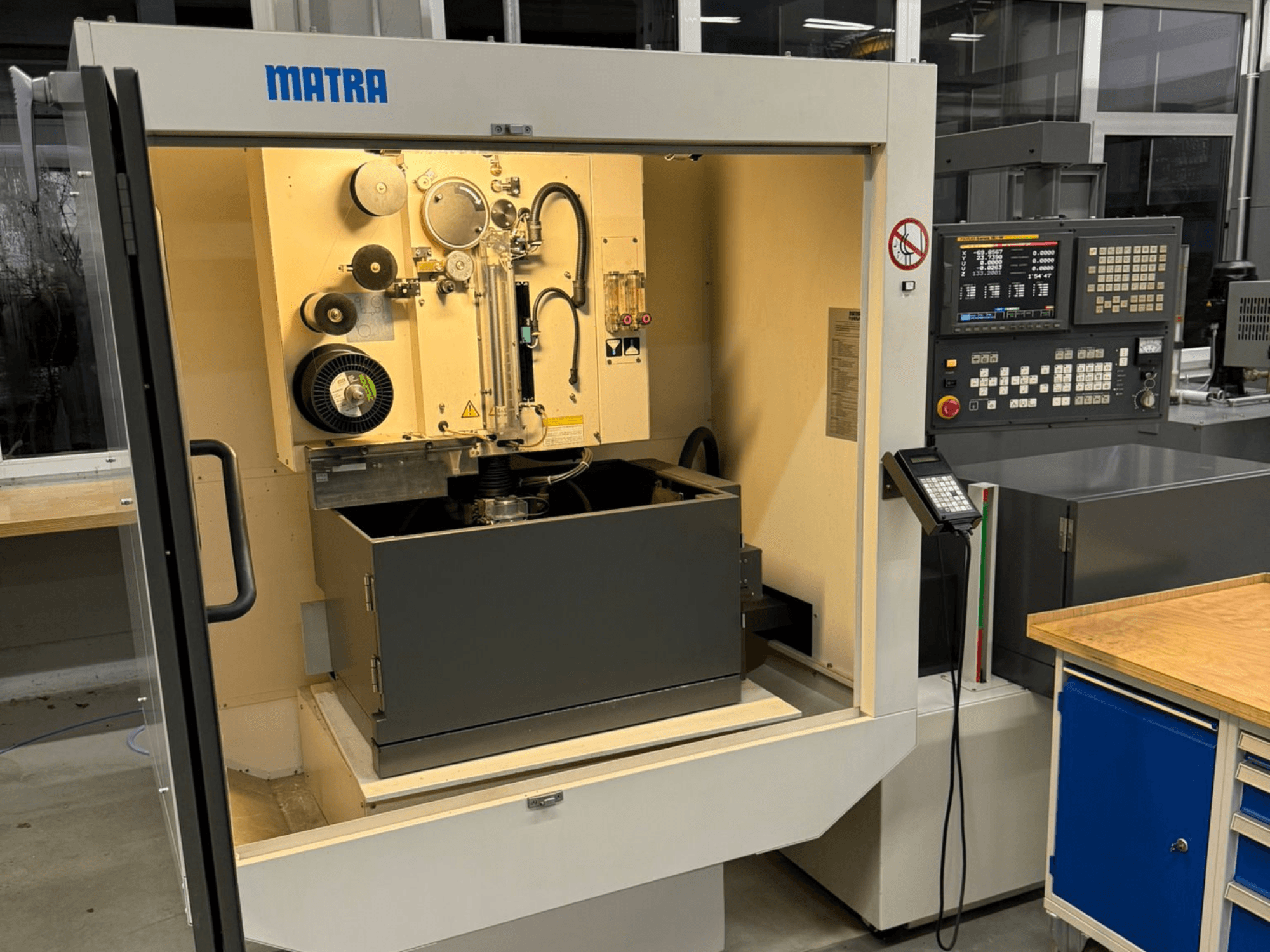 MATRA-kone edestä katsottuna, jossa on ohjauspaneeli, pyörivät osat ja suuri säilytyslokero.