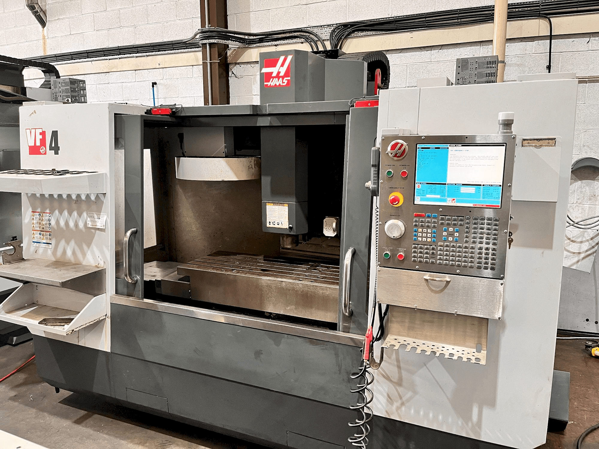 Koneen HAAS VF-4 etunäkymä
