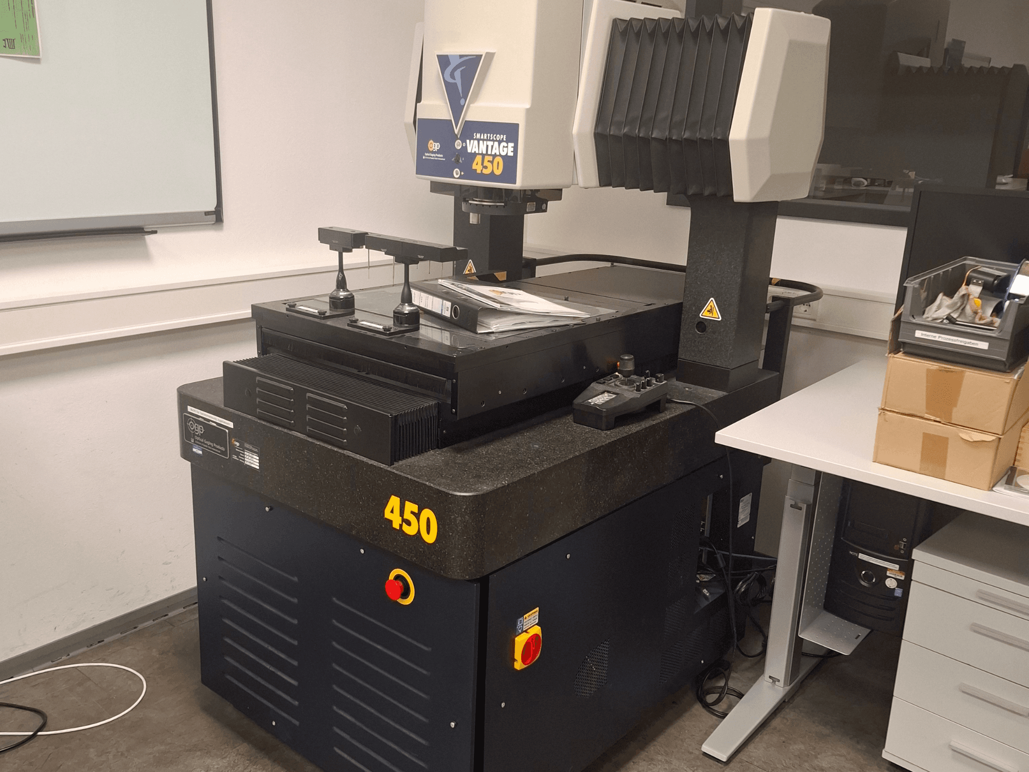OGP SmartScope Vantage 450 -optinen mittauskone laboratorioympäristössä, etukuva mustan ja harmaan värisenä.