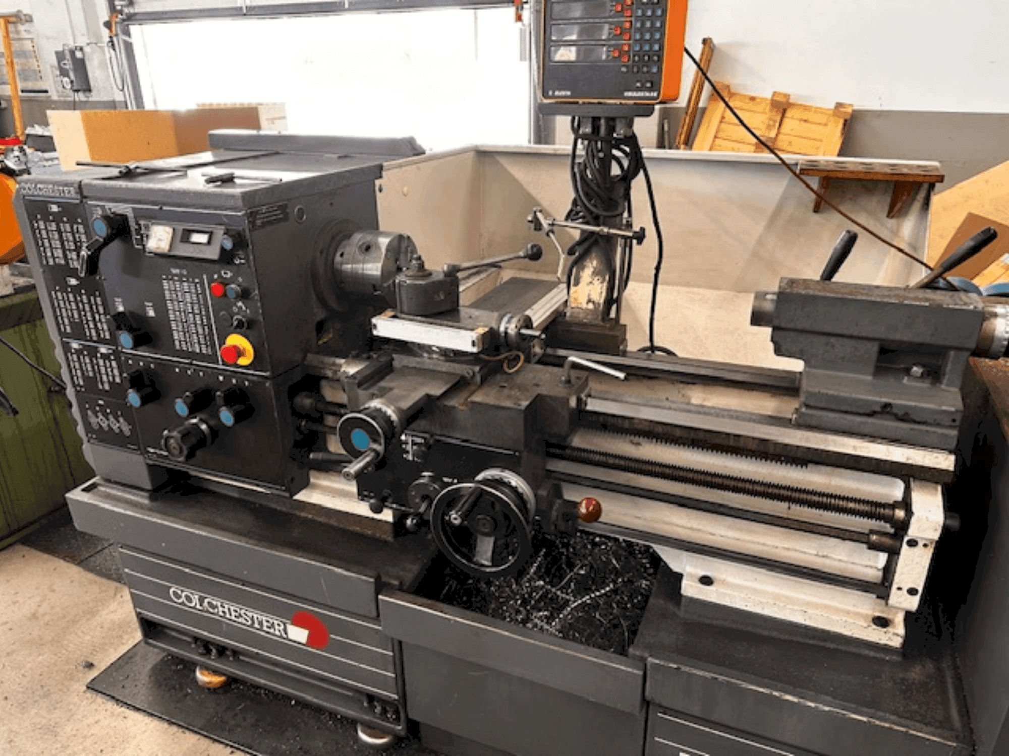 Koneen Colchester Master 3250 etunäkymä