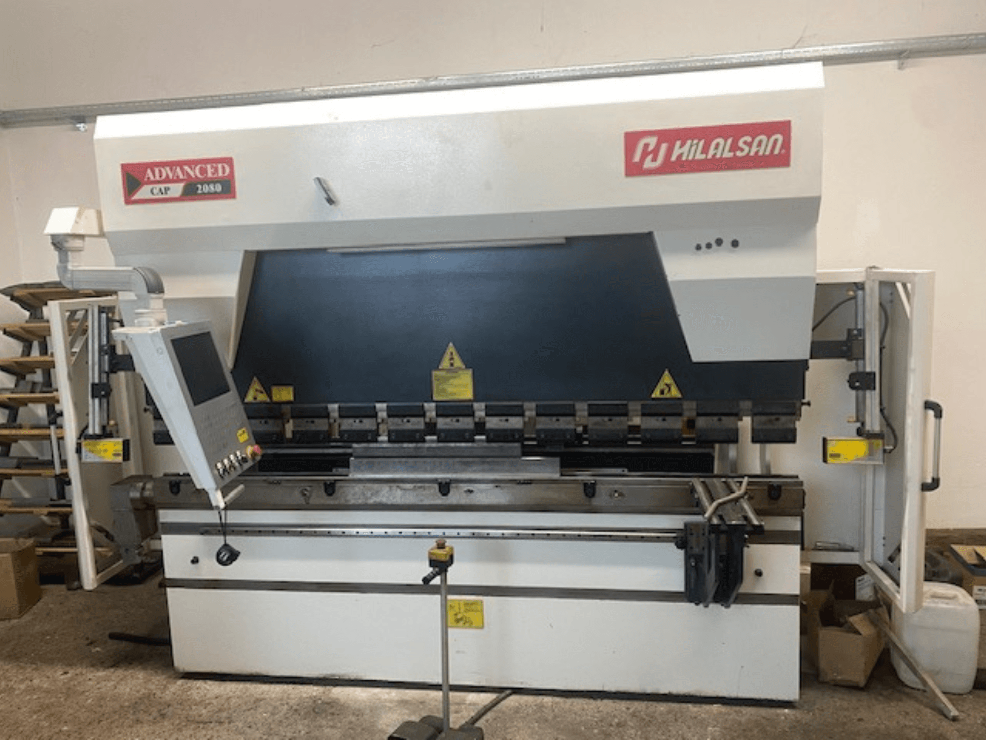 Edistyksellinen Hilalsan CAP 2080 -puristusjarru, etukuva, jossa ohjauspaneeli ja turvaominaisuudet, teollinen muotoilu metallin taivutukseen.