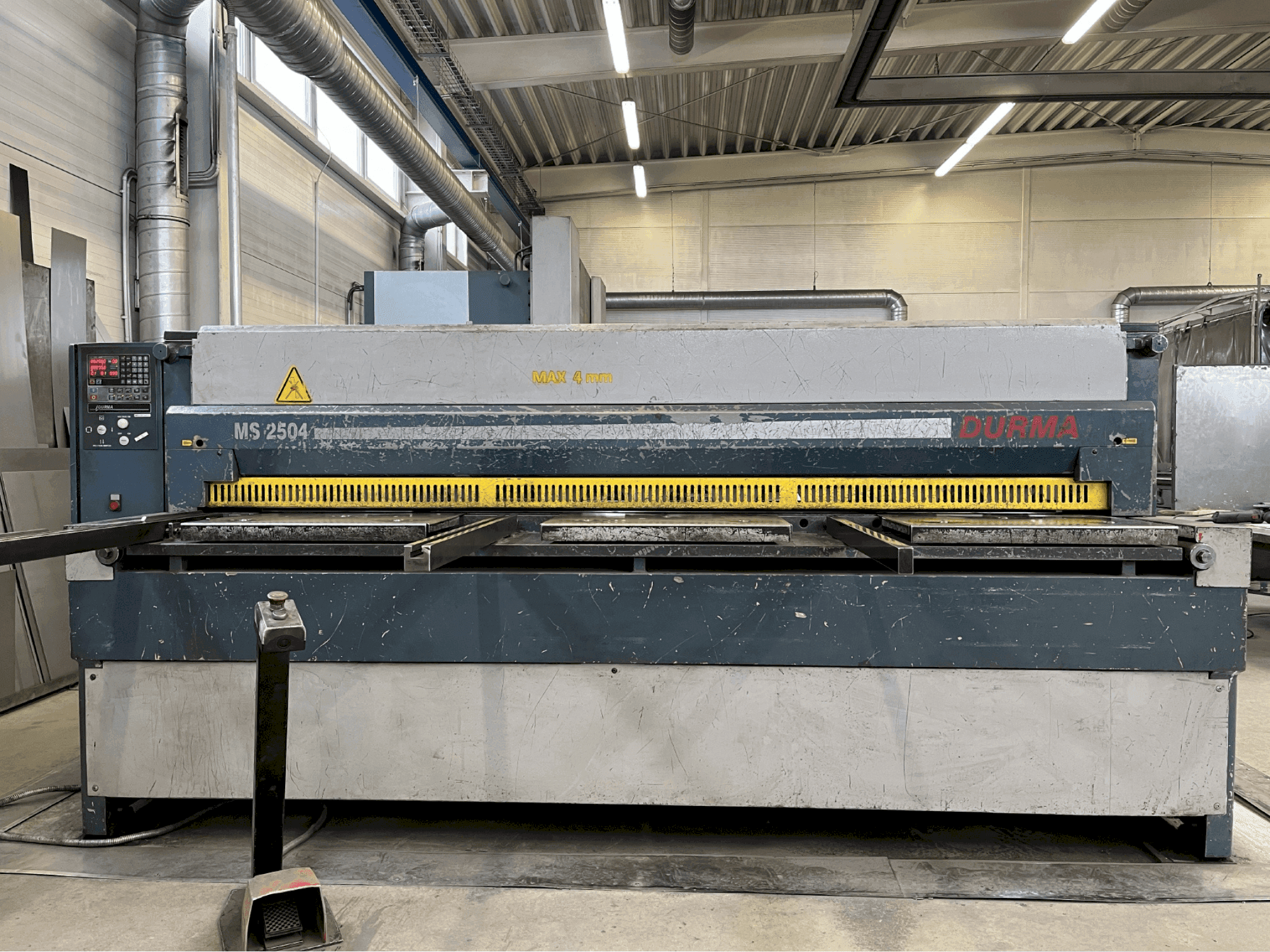 Koneen Durma MS 2504 etunäkymä