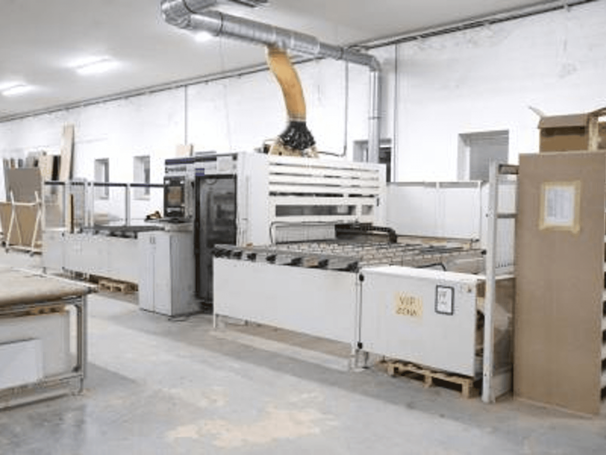SCM Morbidelli UNIFLEX HP CNC-puuntyöstökeskus työpajassa, etukuva, jossa näkyy sen ohjauspaneeli ja syöttöjärjestelmä.