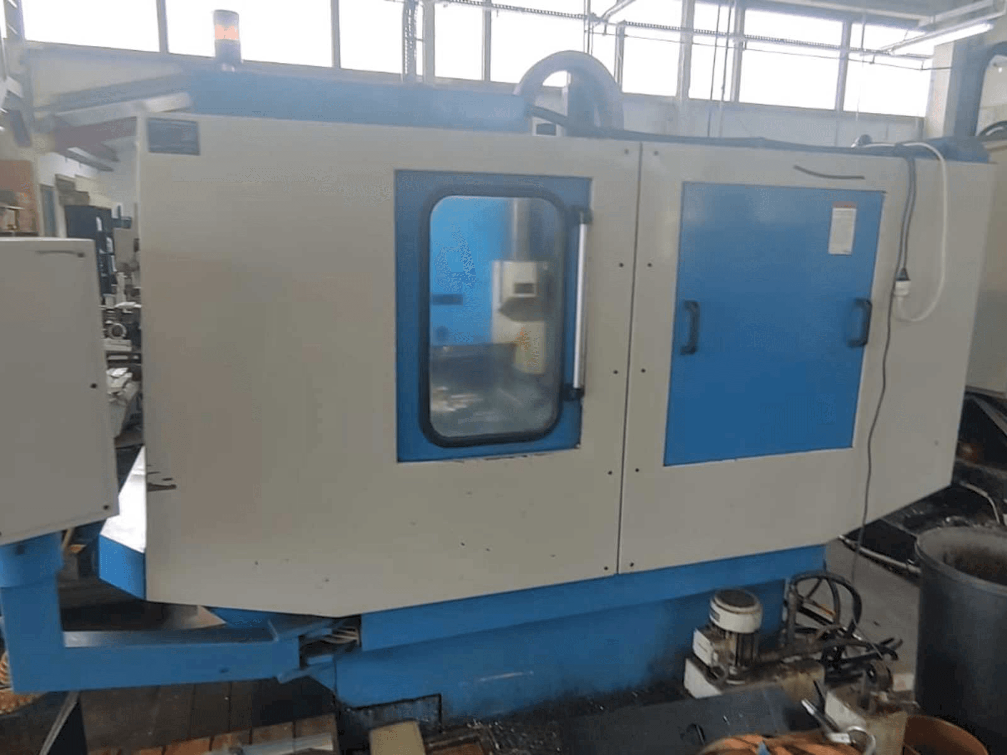 Koneen KONDIA CM-60 etunäkymä