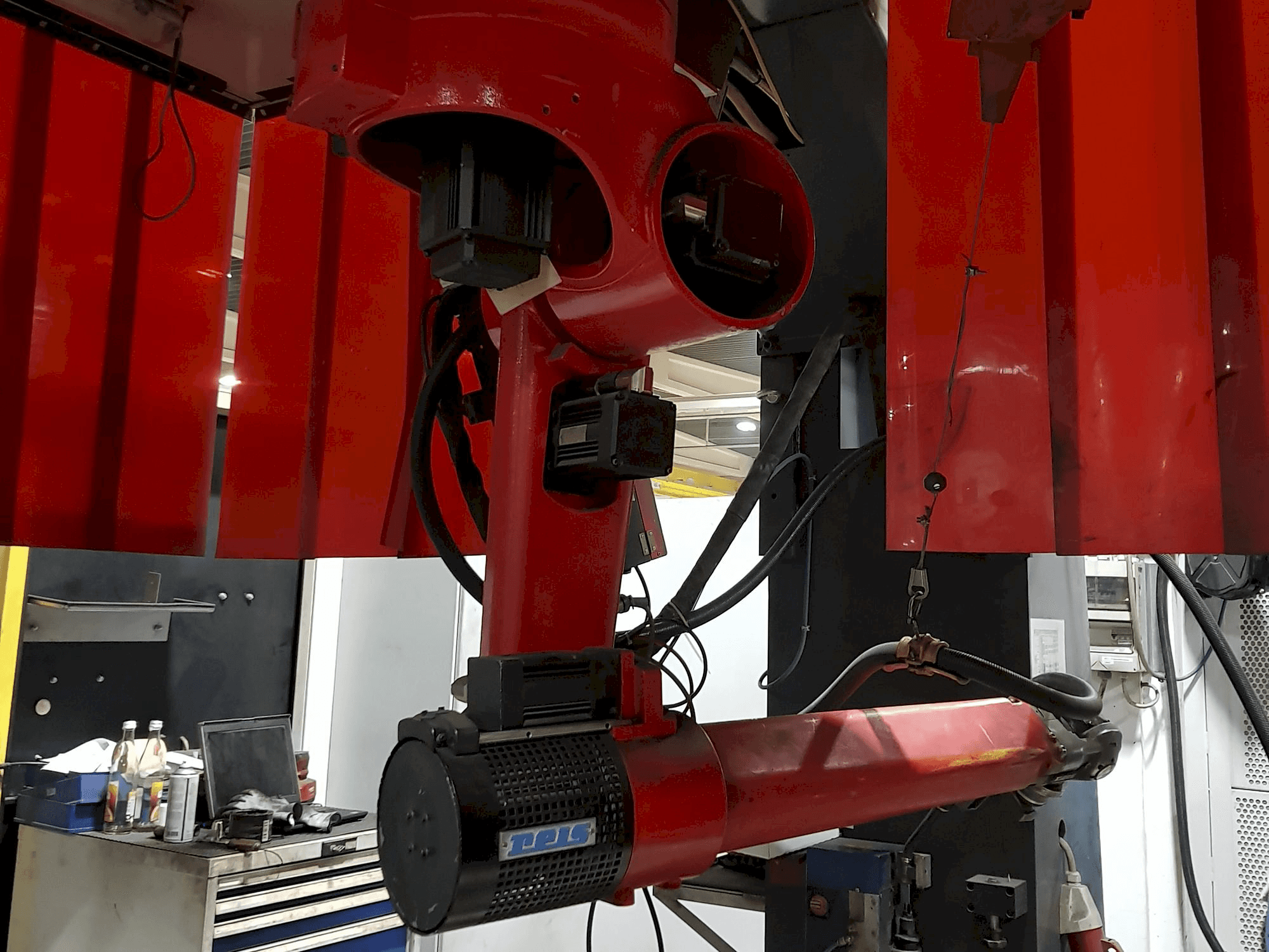 Koneen Reis Robotics RV30-16 etunäkymä