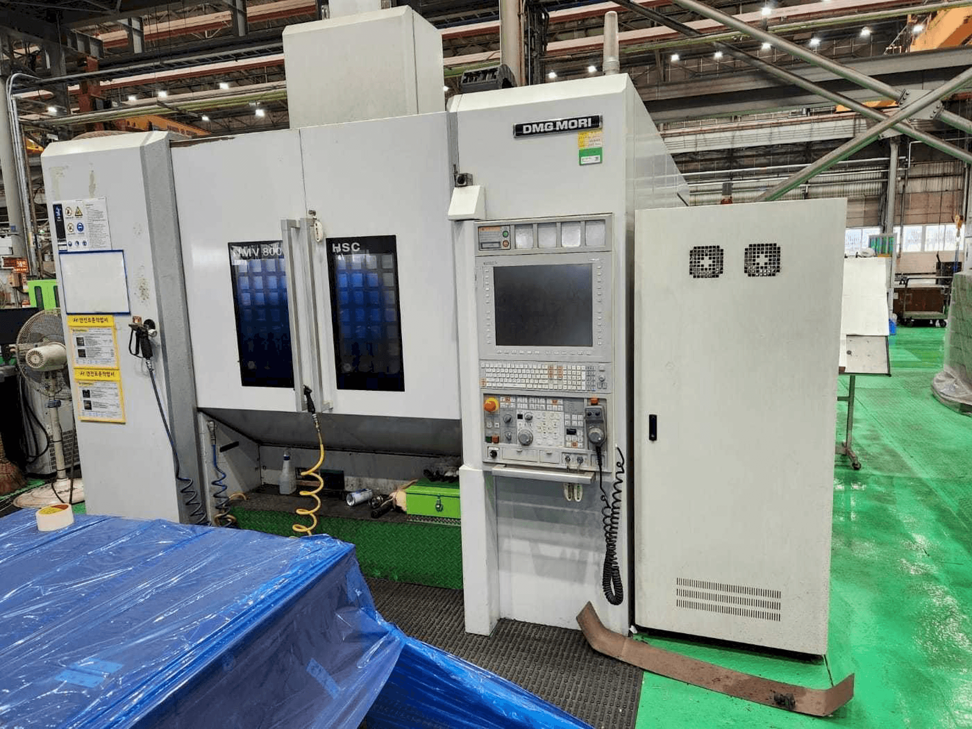 Koneen DMG MORI NMV 8000 DCG / 40 etunäkymä