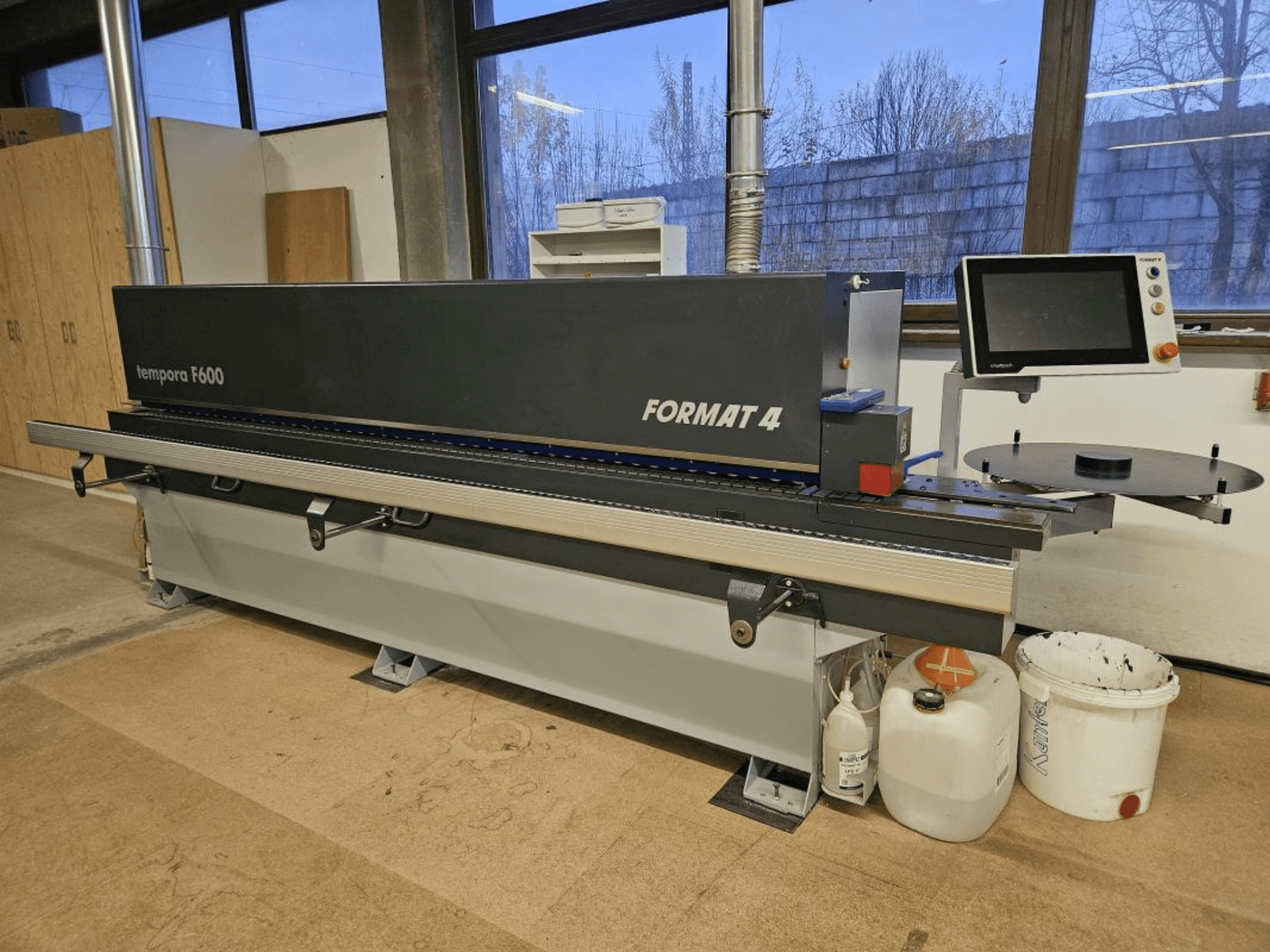 Templora F600 by Format 4, etukuva puuntyöstökoneesta, jossa on digitaalinen näyttö, leikkuupöytä ja säilytysastiat.