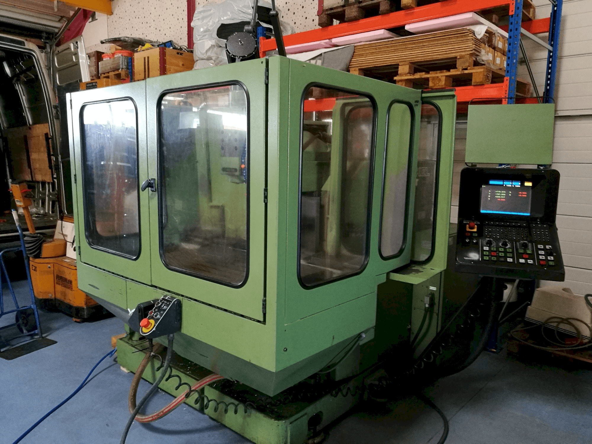 Koneen DECKEL FP4AT etunäkymä