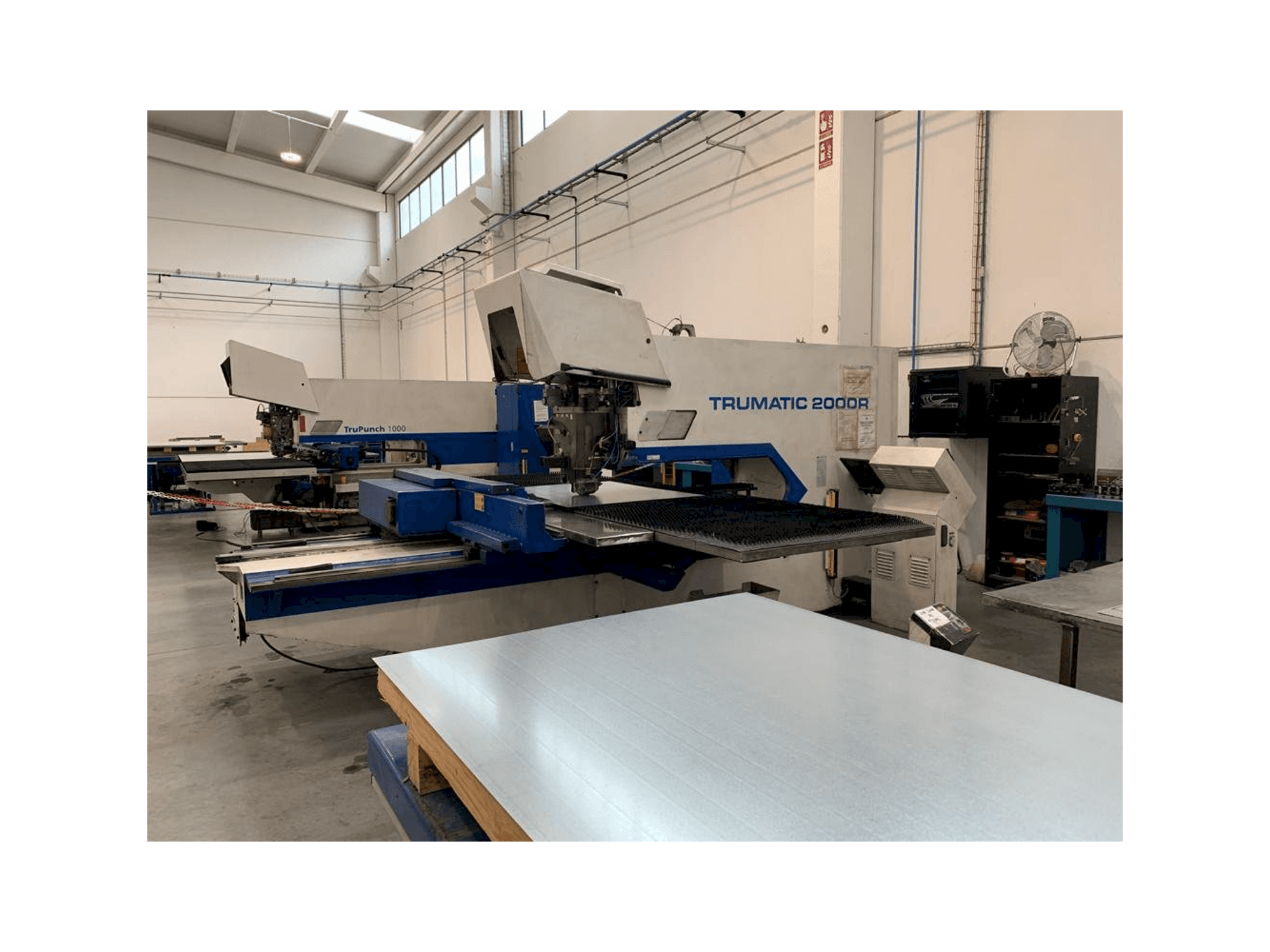 Koneen Trumpf Trumatic 2000 R etunäkymä