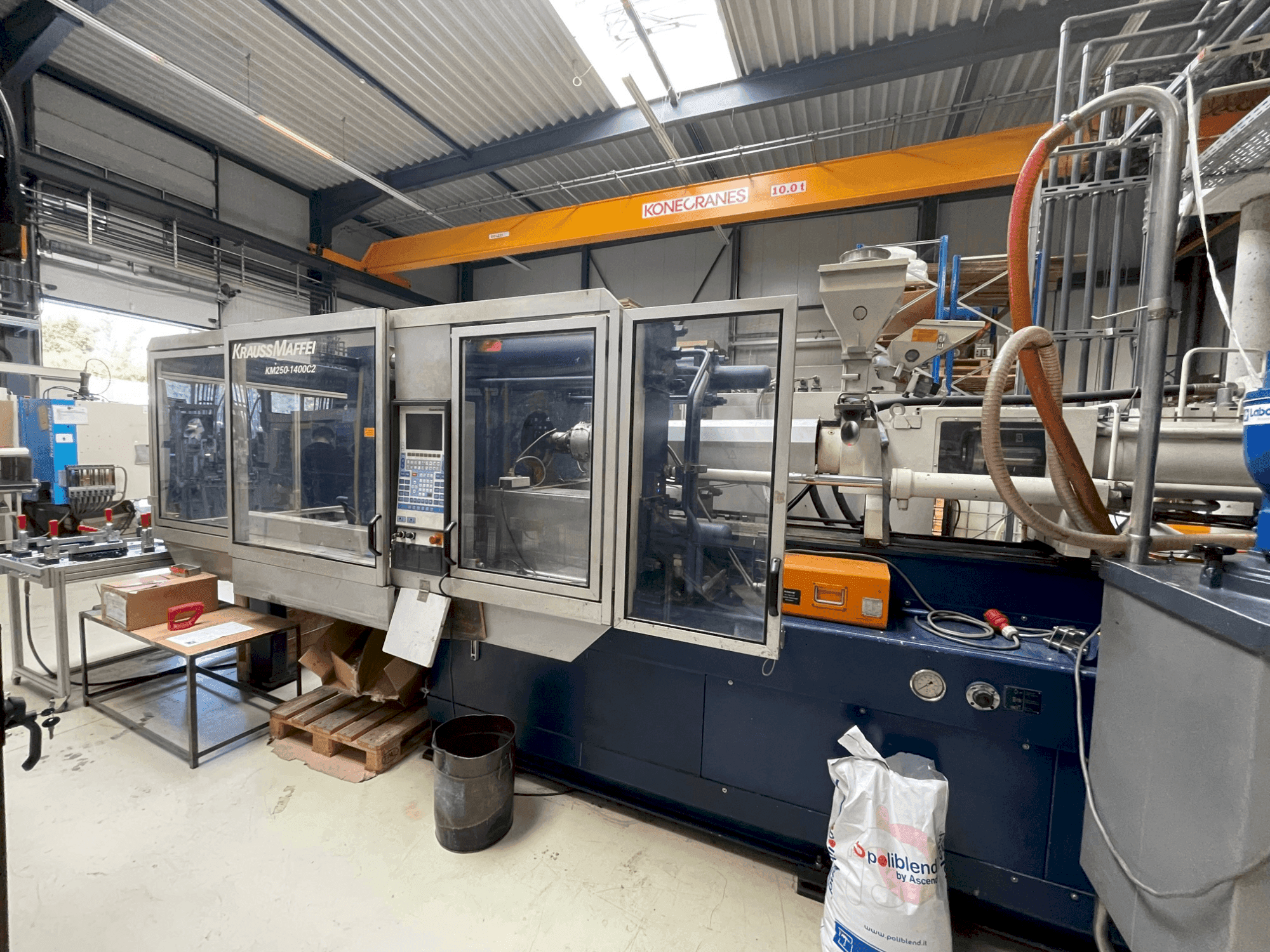 Koneen Krauss Maffei 250-1400 C2 etunäkymä