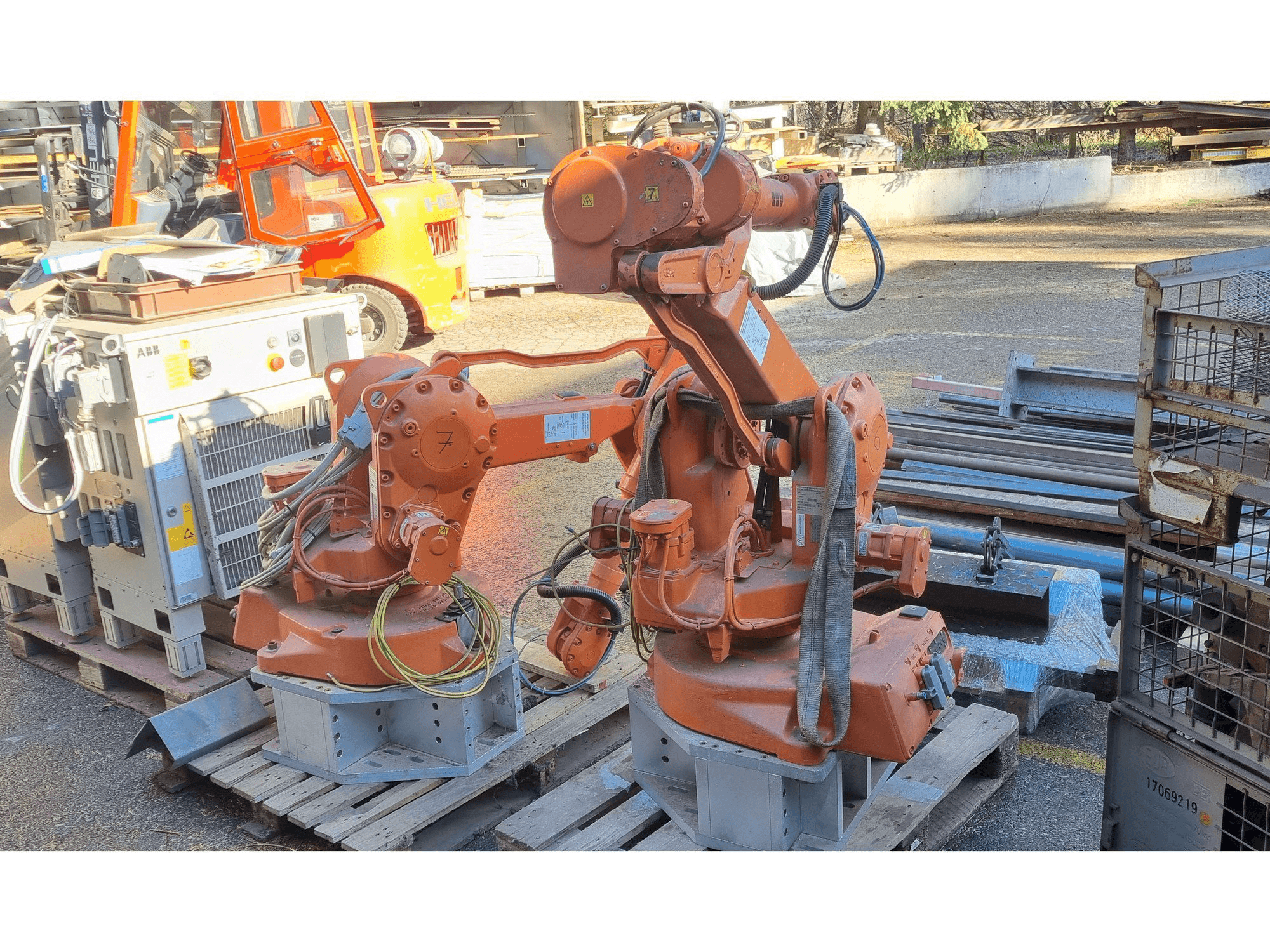 Koneen ABB IRB2400 M2000 etunäkymä