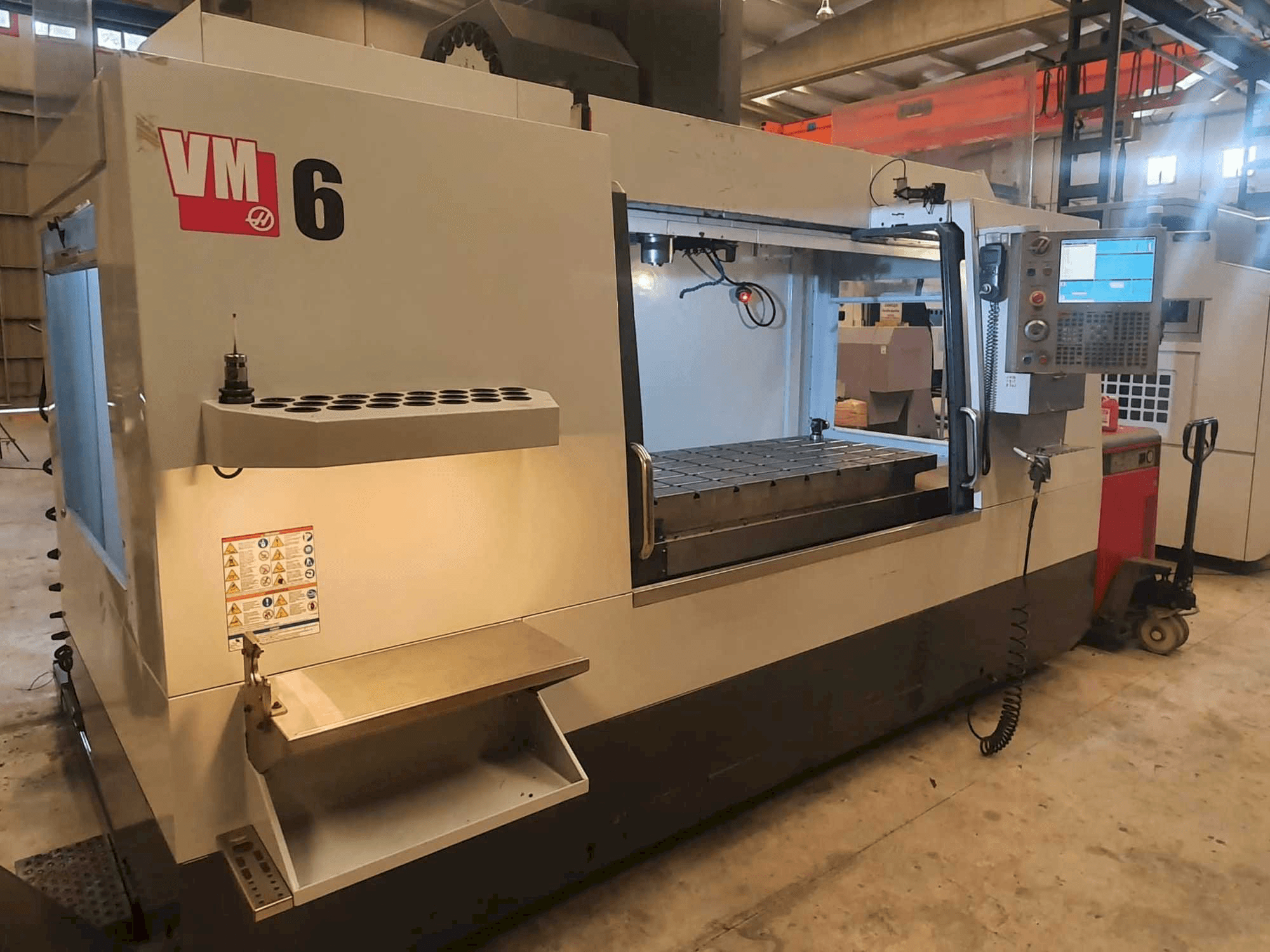Koneen HAAS VM6 etunäkymä