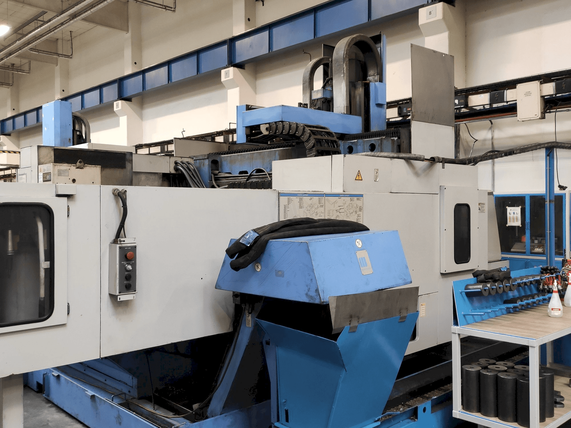 Koneen Mazak FJV 60/80 etunäkymä