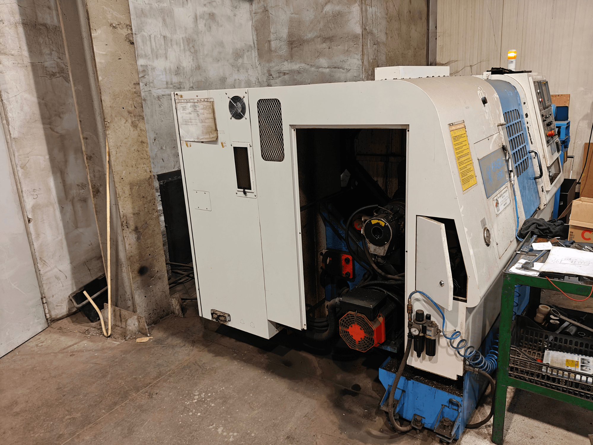 Etukuva sorvinkoneesta, jonka merkkiä ja mallia ei ole määritelty, jossa on hallintalaitteet ja näkyvät moottorin osat.